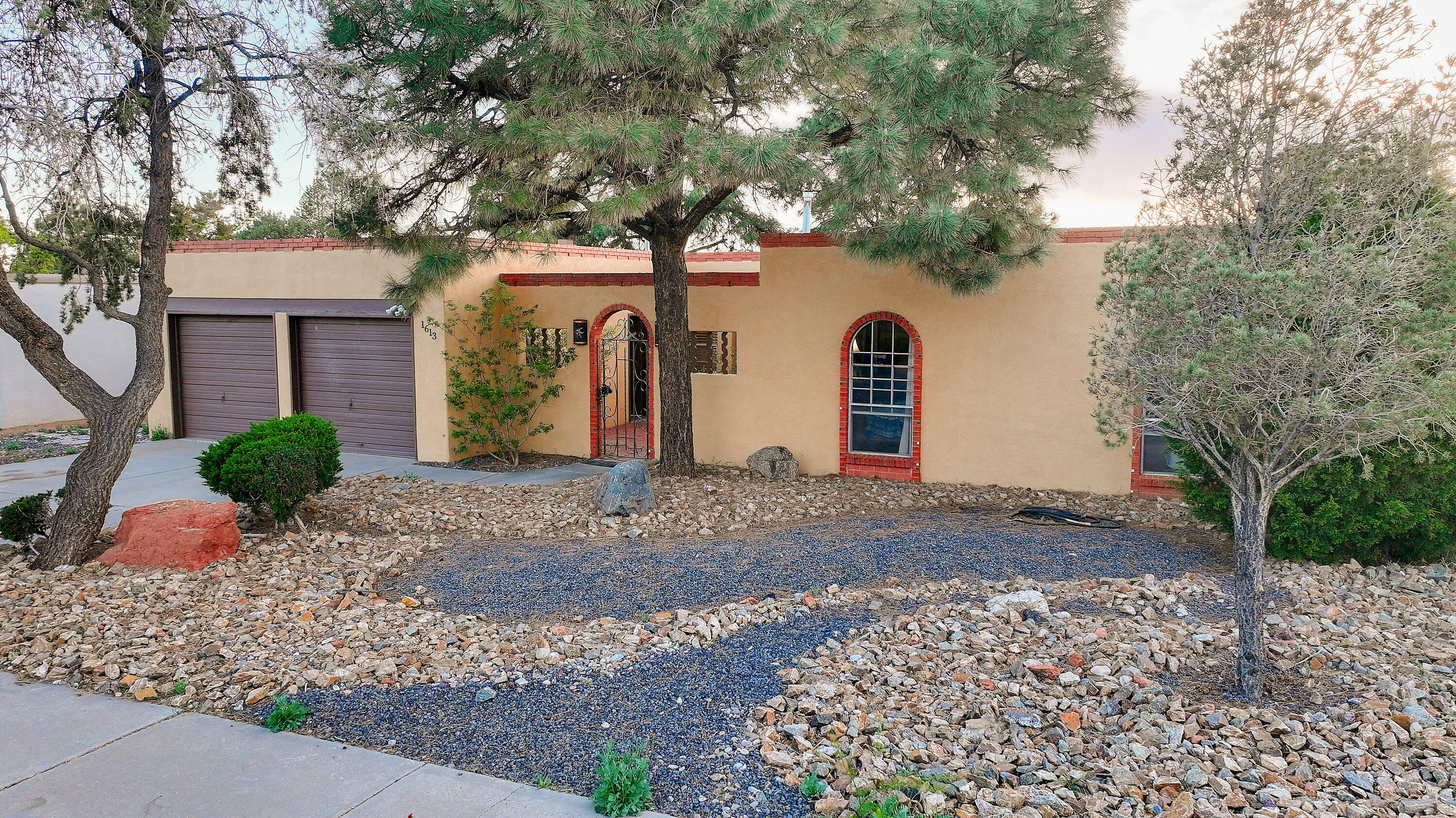 1613 EASTRIDGE Drive NE