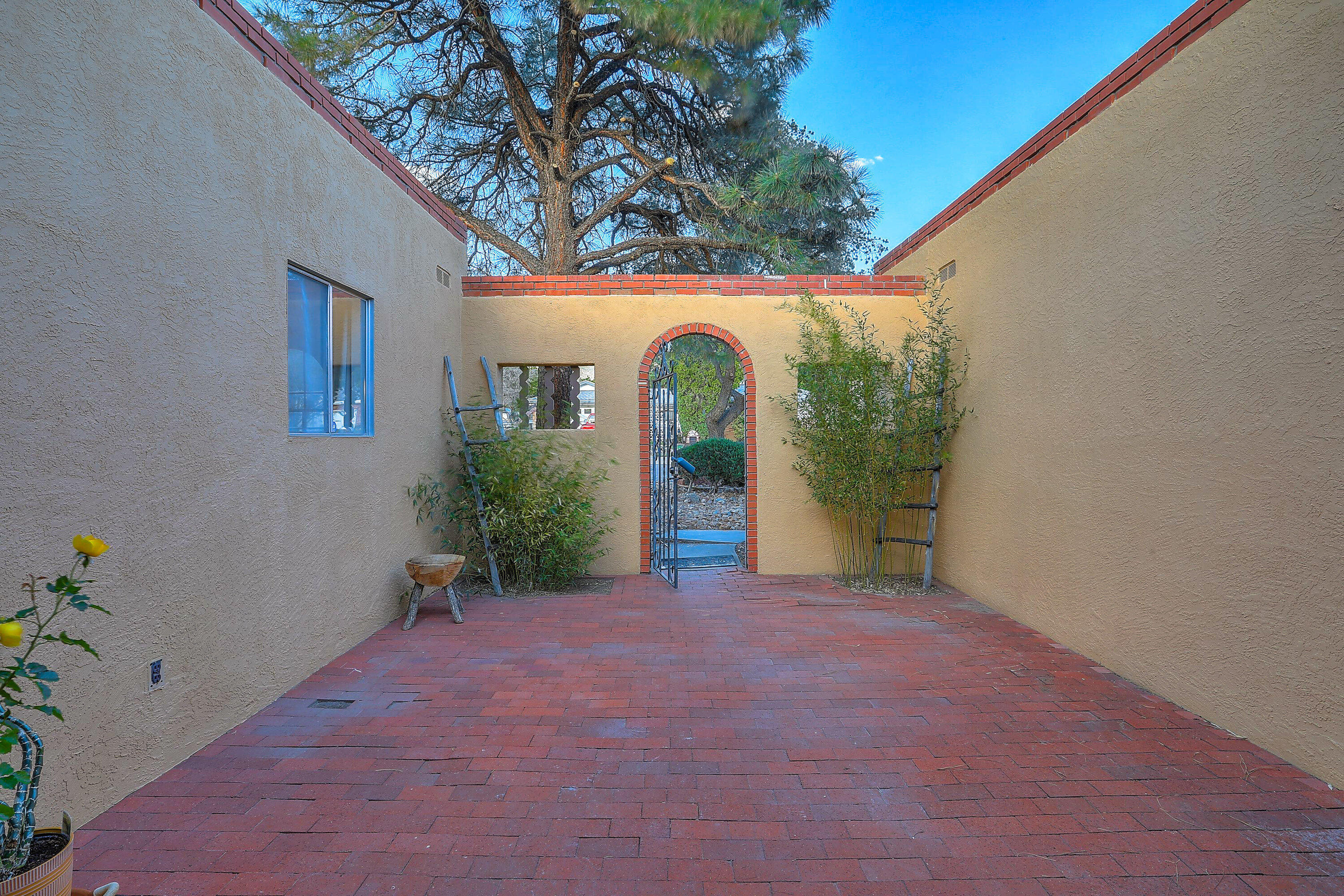 1613 EASTRIDGE Drive NE