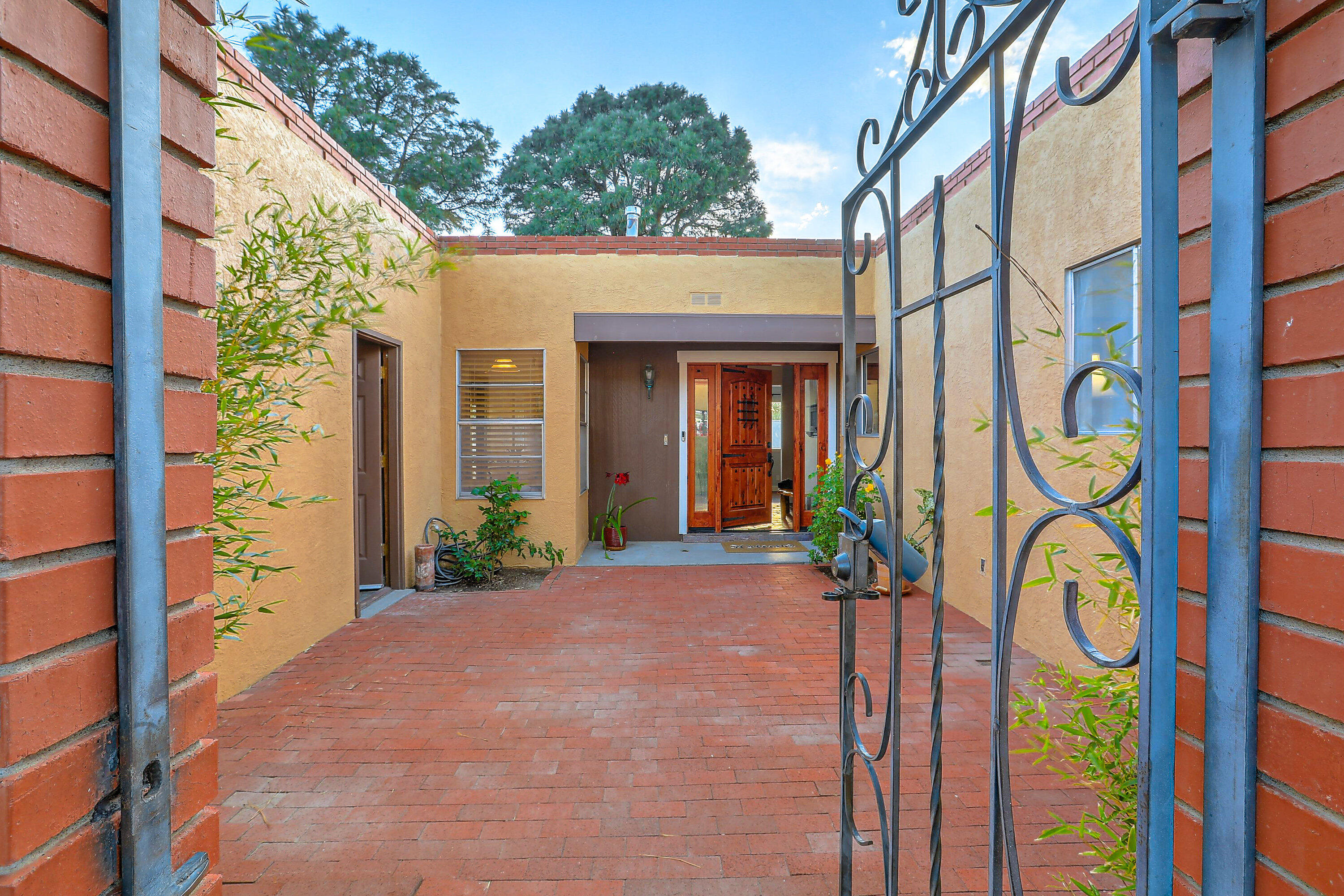 1613 EASTRIDGE Drive NE