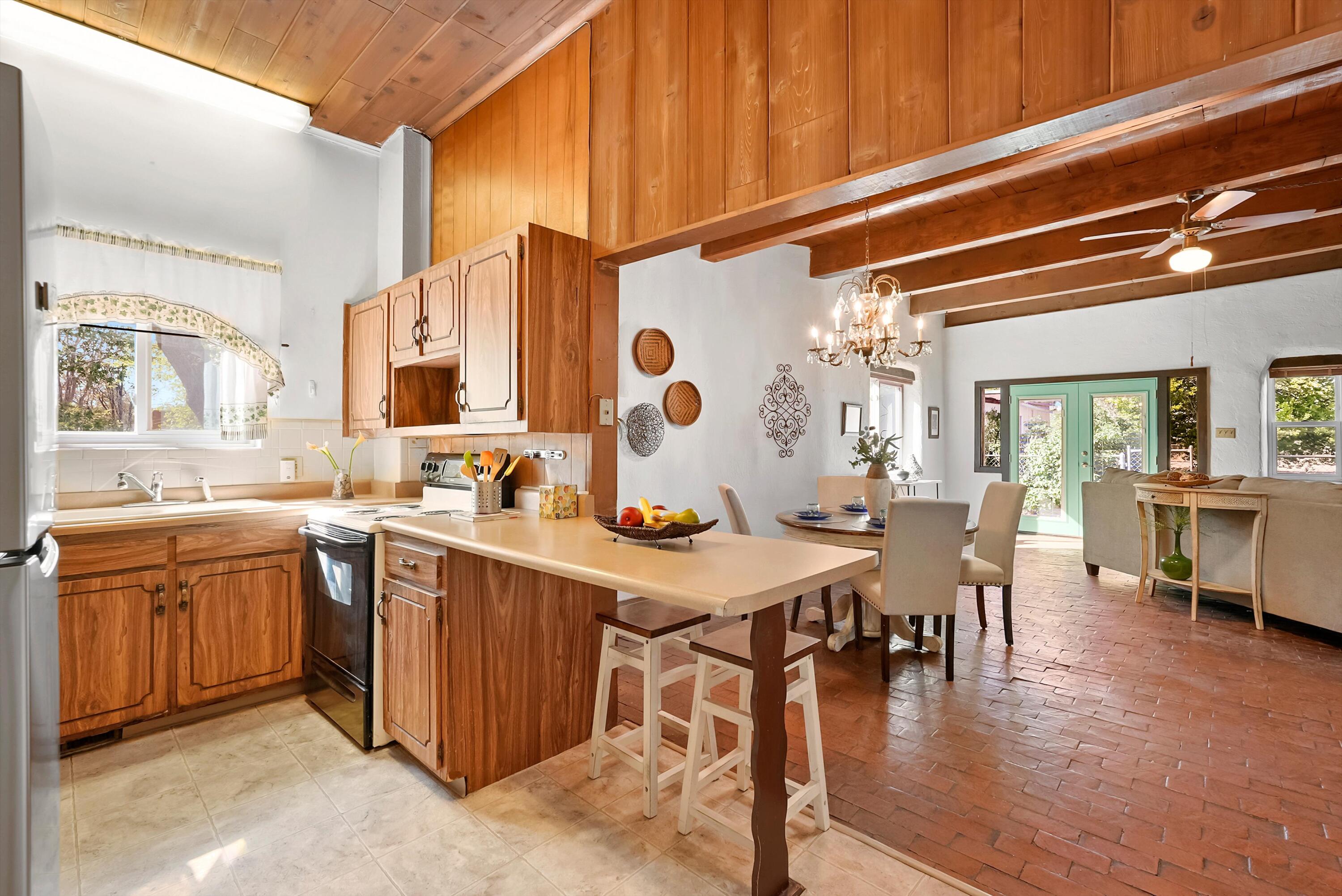 11009 EDITH Boulevard NE