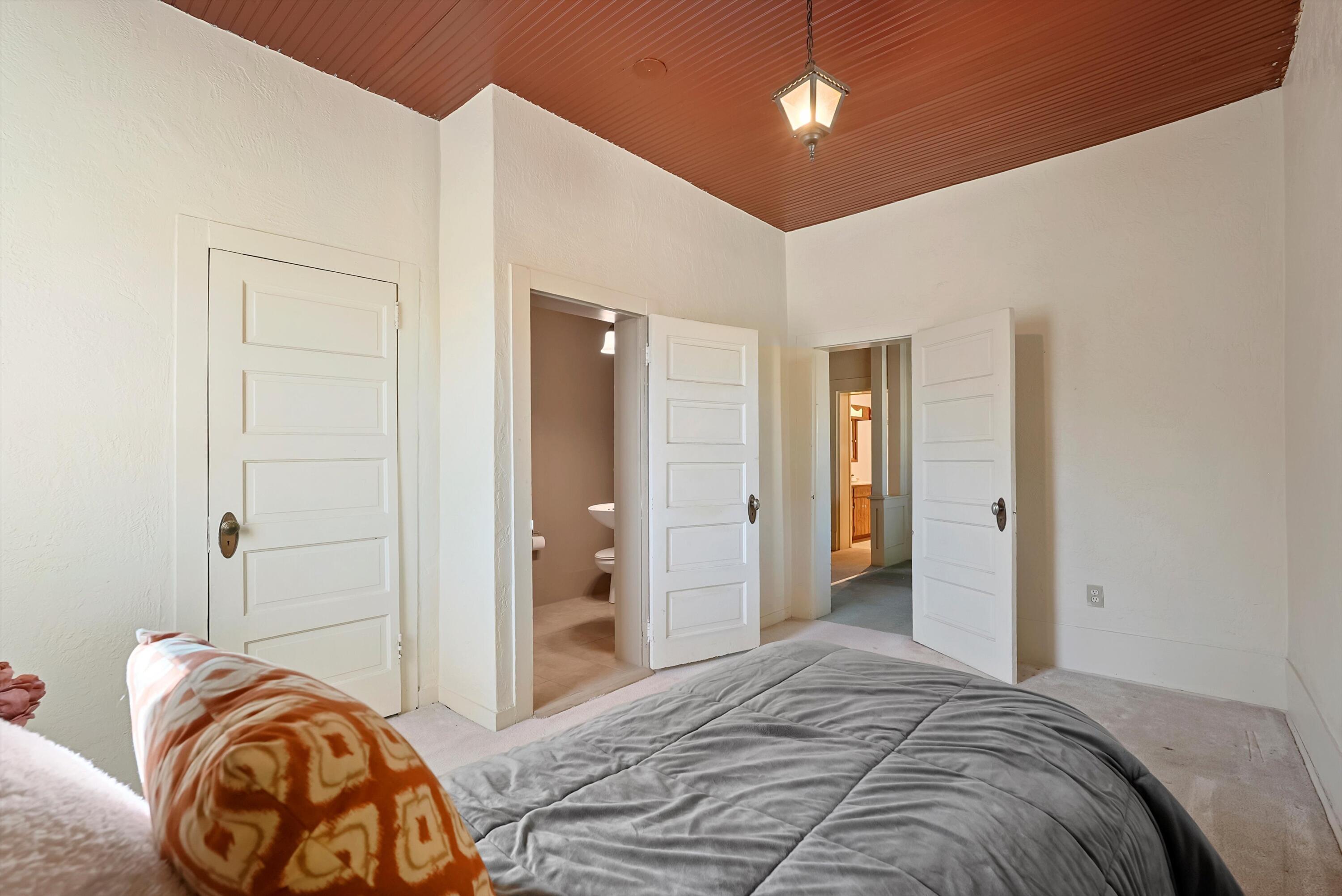 11009 EDITH Boulevard NE