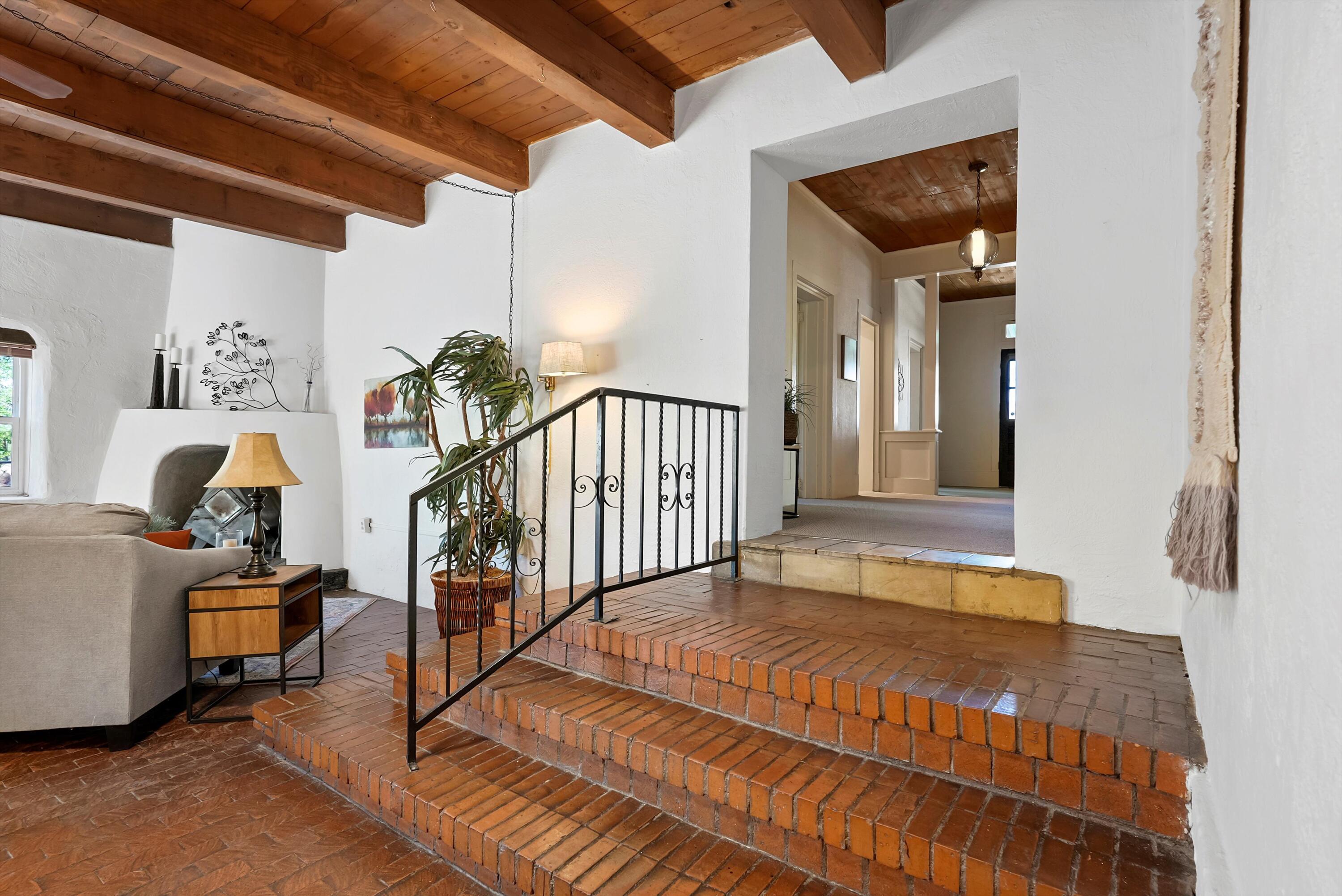 11009 EDITH Boulevard NE