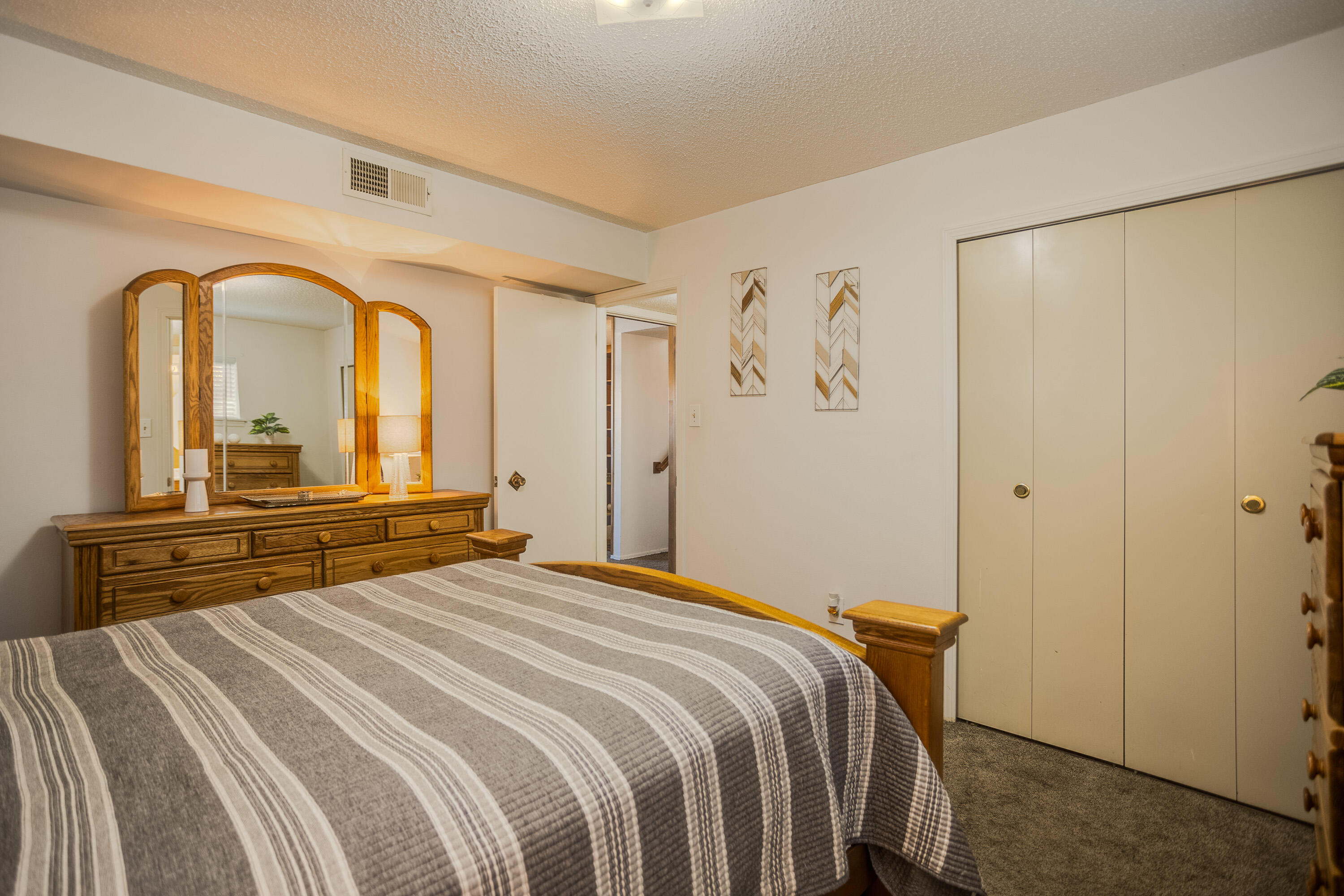 3616 SINGAPORE Circle NE