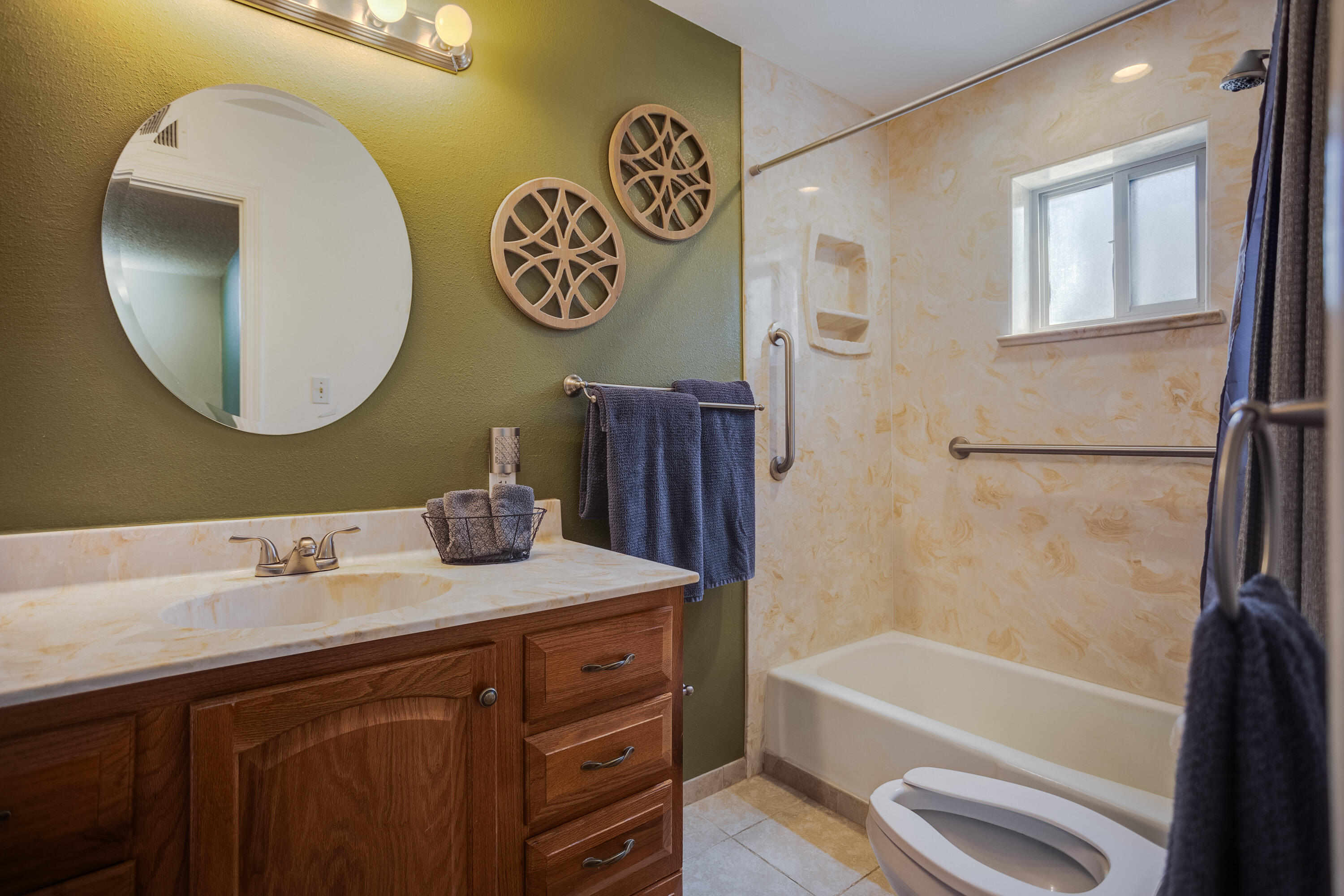 3616 SINGAPORE Circle NE