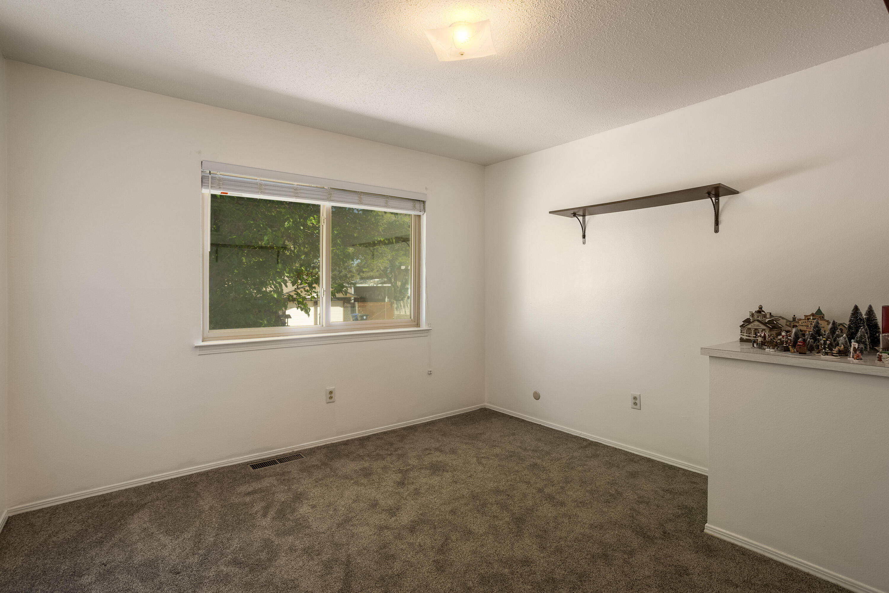 3616 SINGAPORE Circle NE