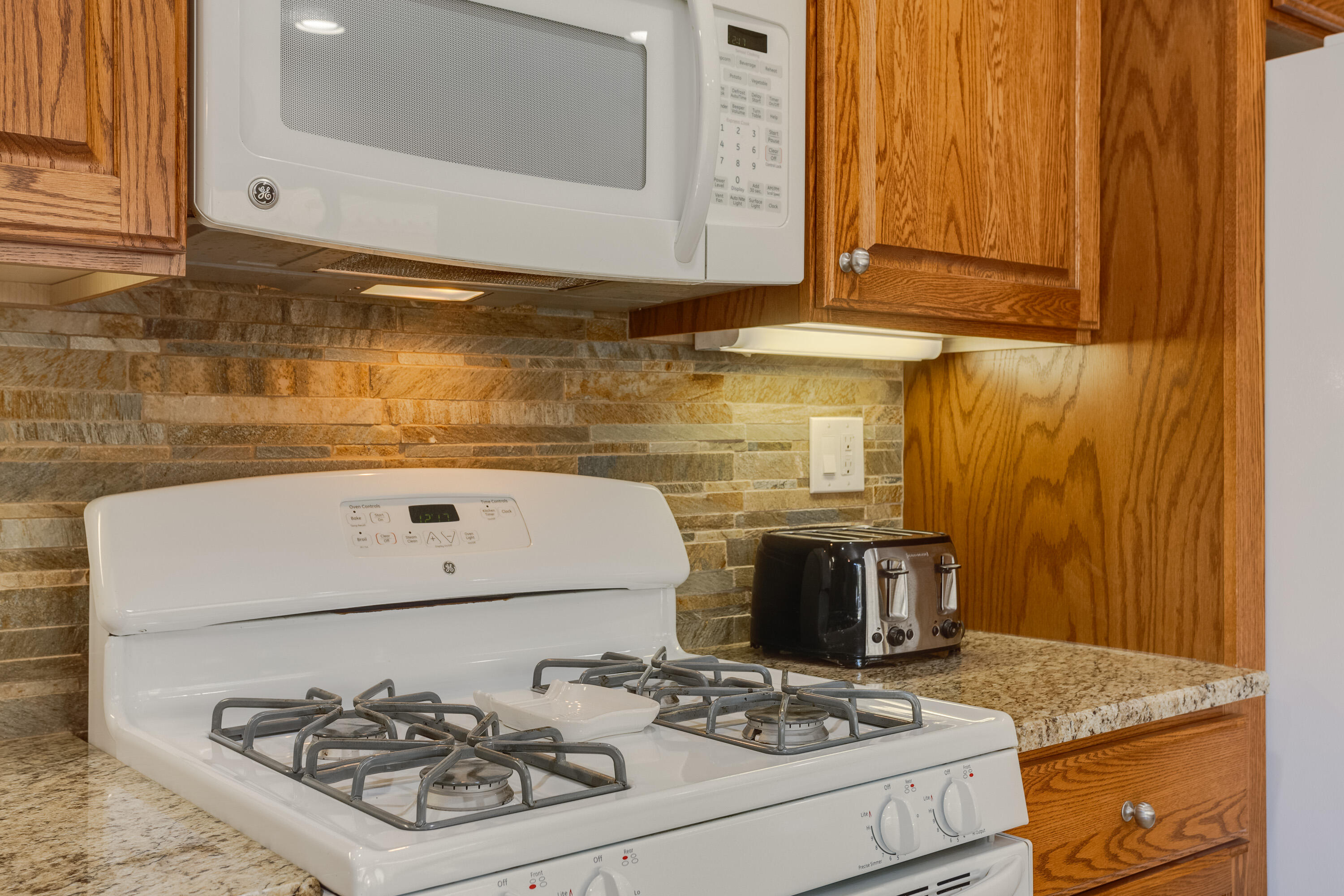 3616 SINGAPORE Circle NE