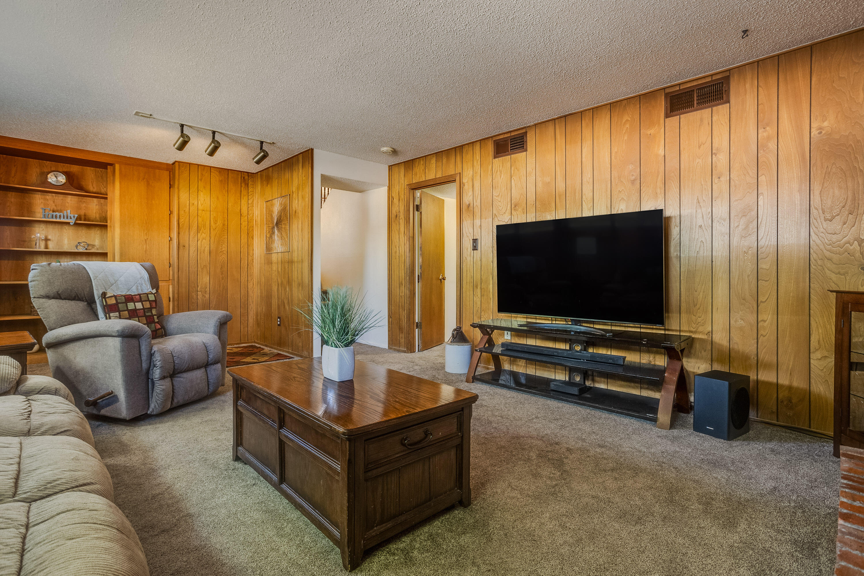 3616 SINGAPORE Circle NE