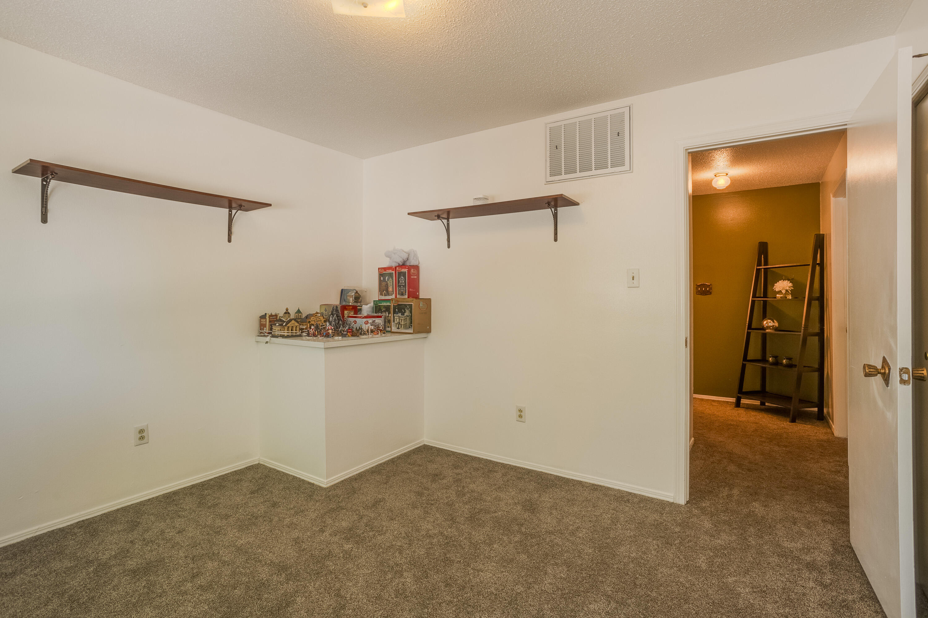 3616 SINGAPORE Circle NE