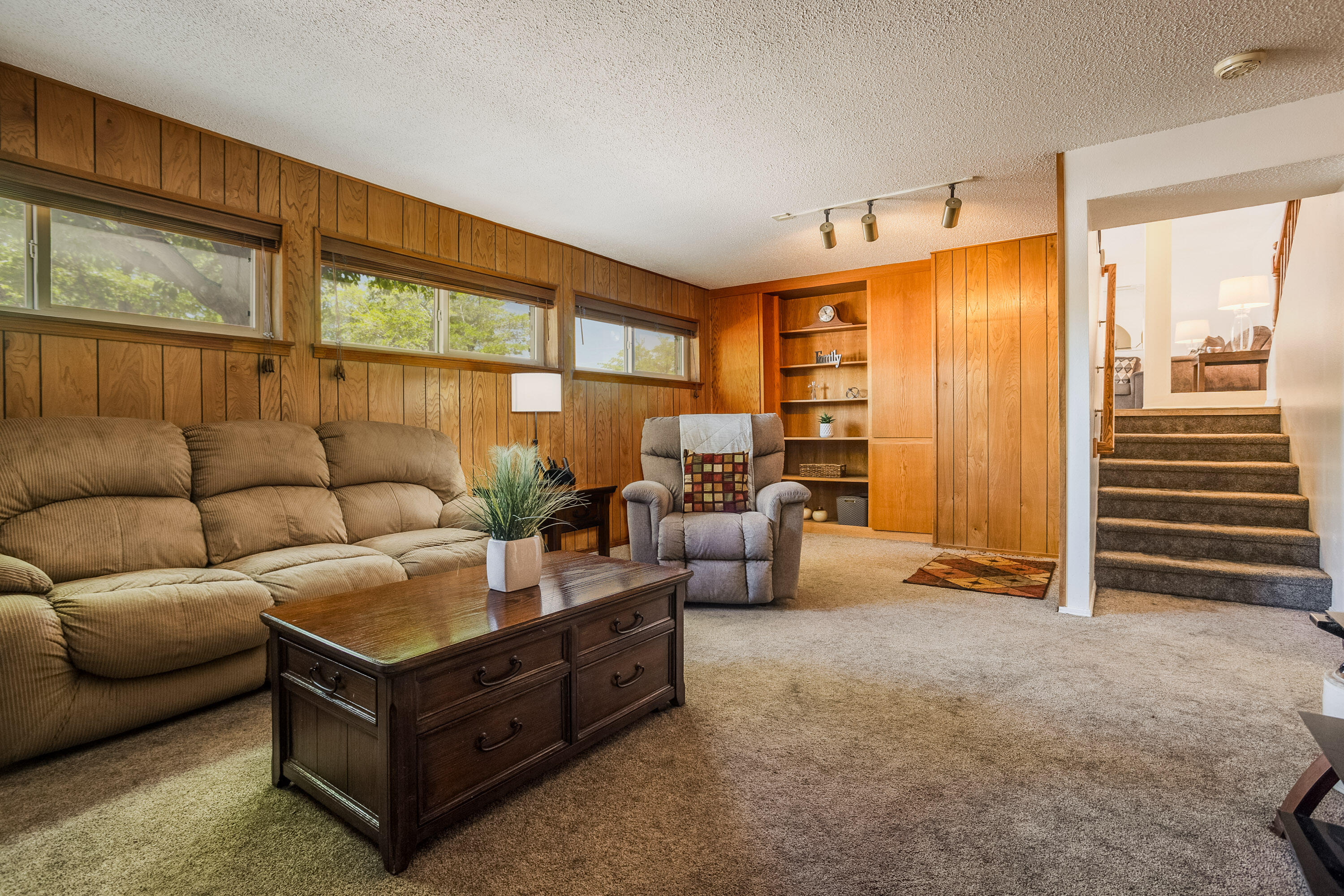 3616 SINGAPORE Circle NE