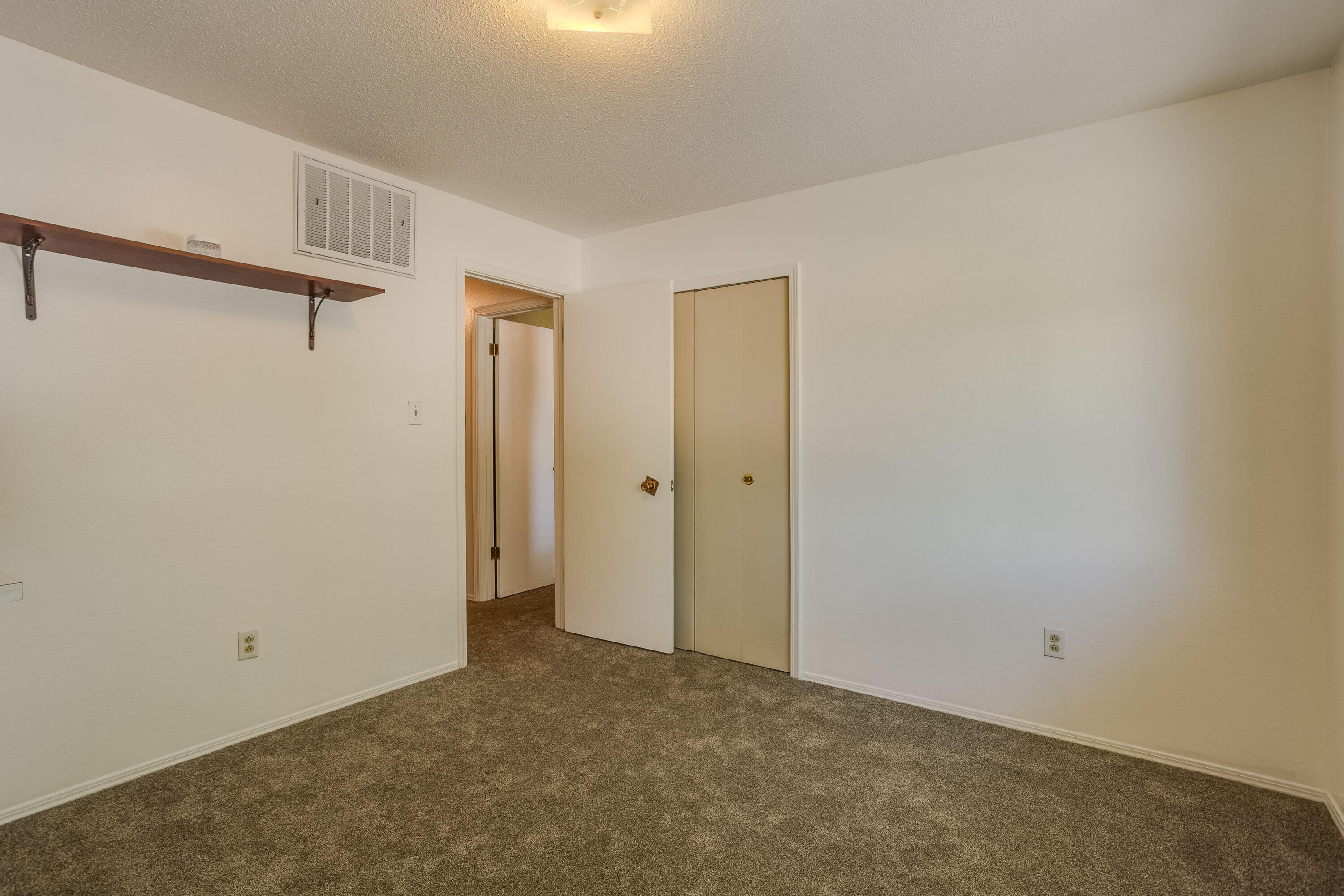 3616 SINGAPORE Circle NE