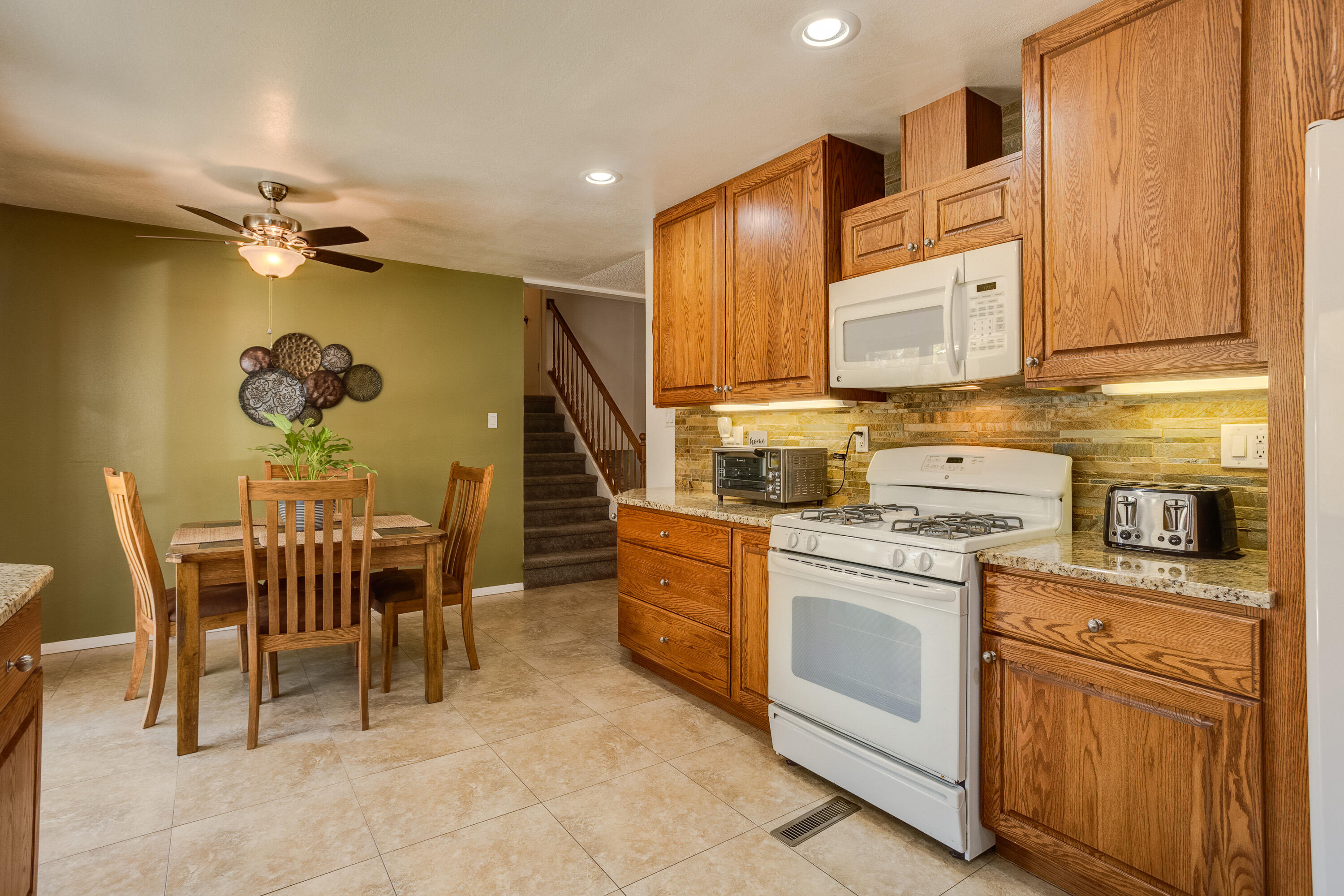 3616 SINGAPORE Circle NE