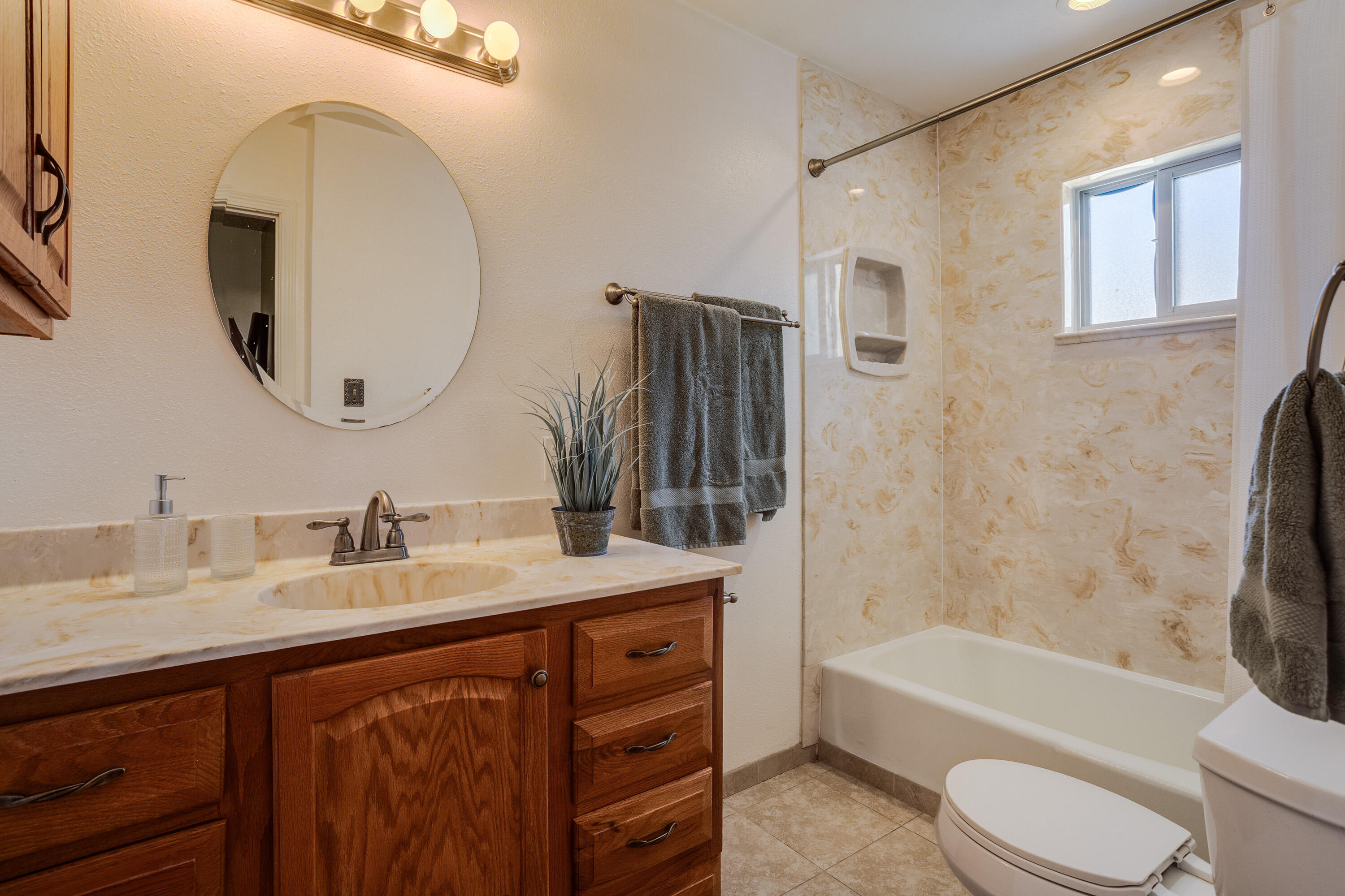 3616 SINGAPORE Circle NE