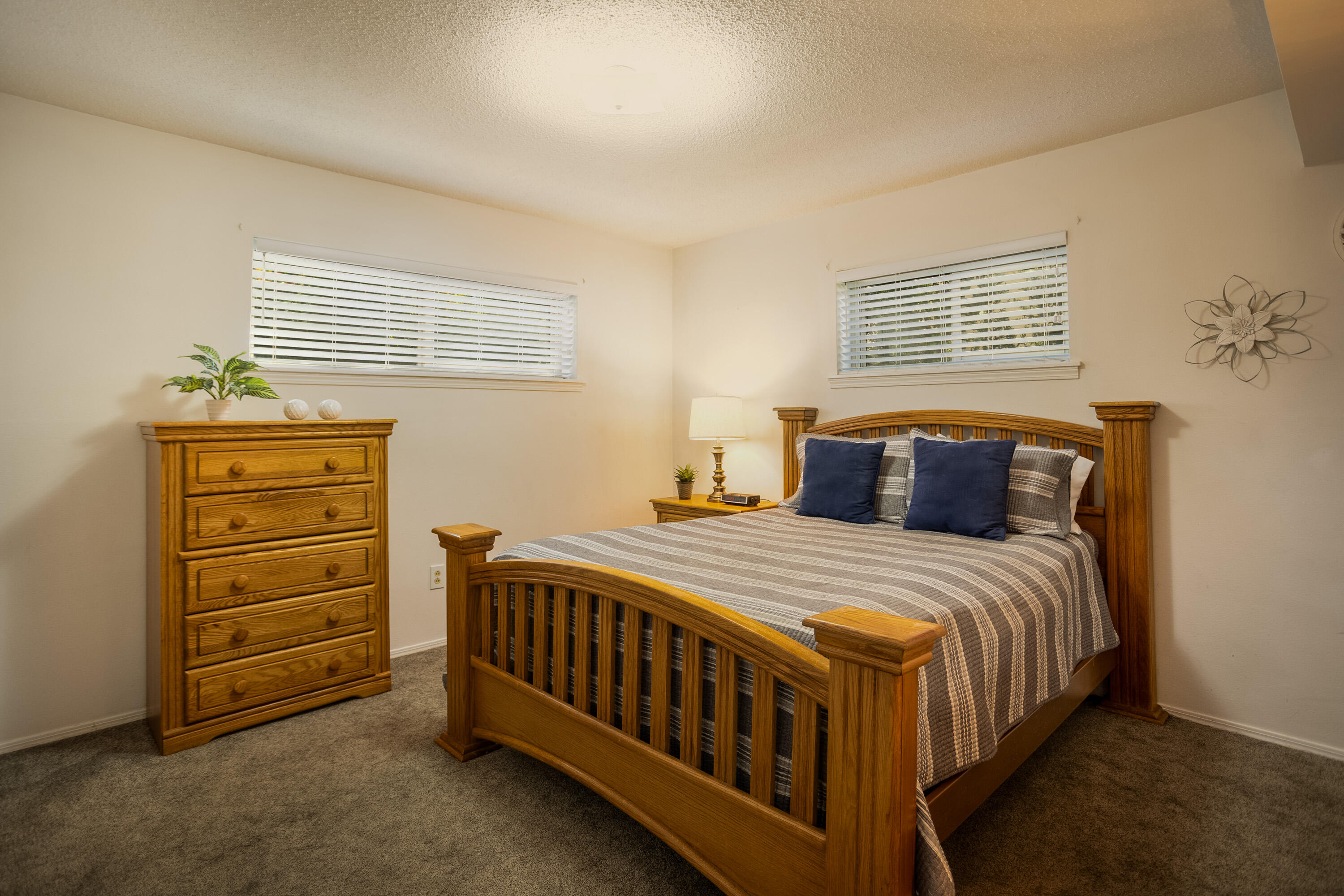 3616 SINGAPORE Circle NE