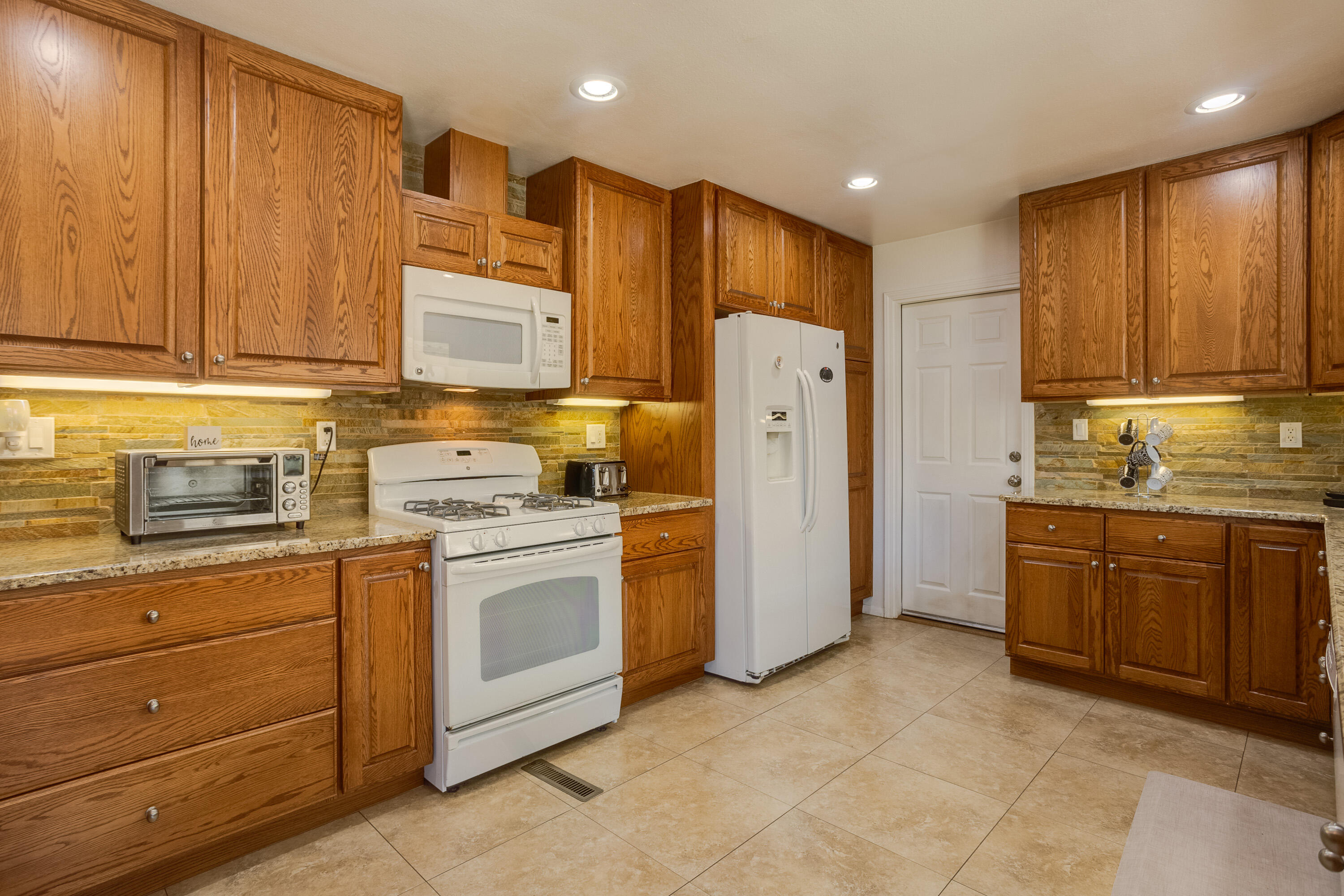 3616 SINGAPORE Circle NE