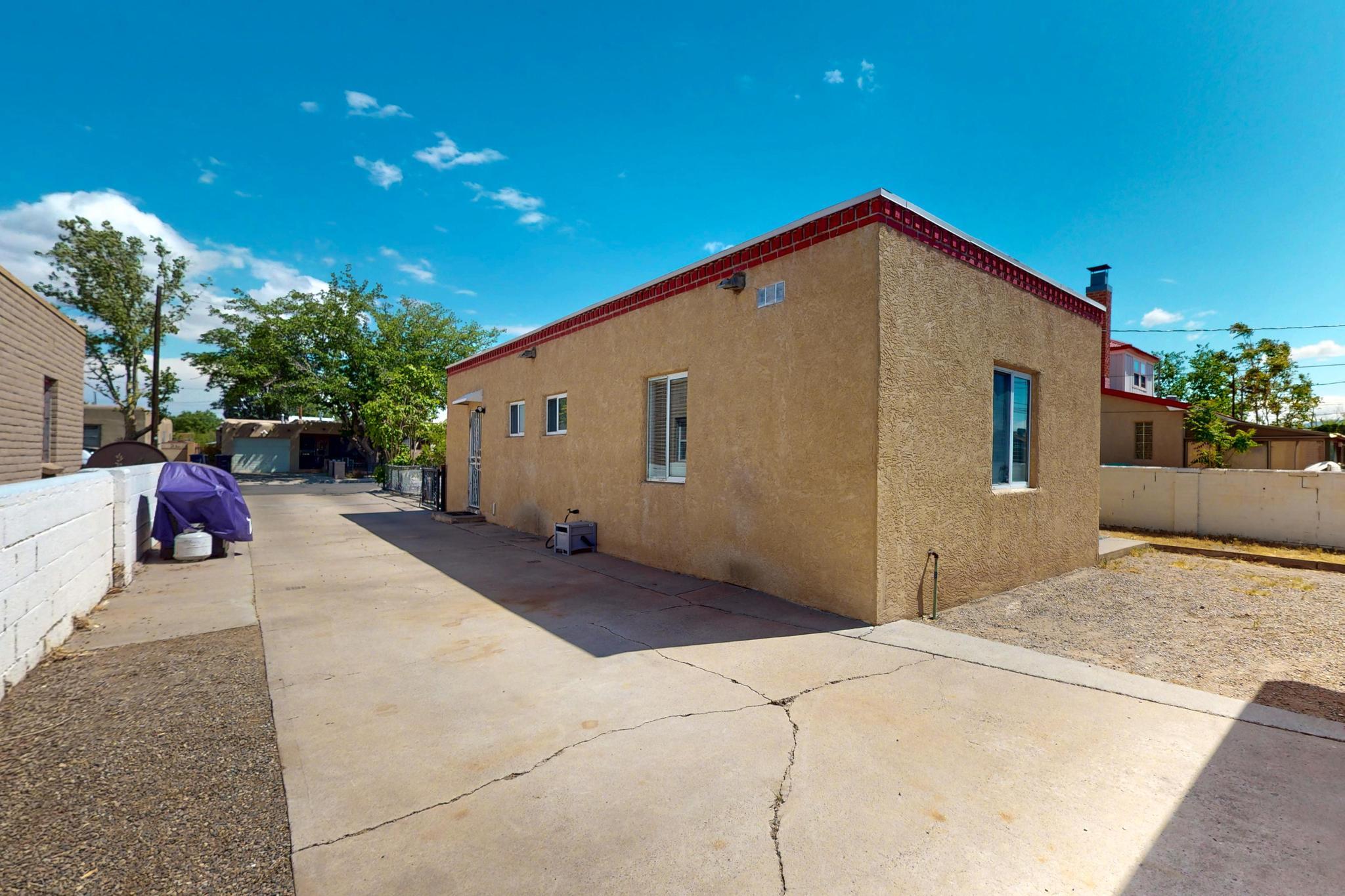 512 DOUGLAS MACARTHUR Road NW