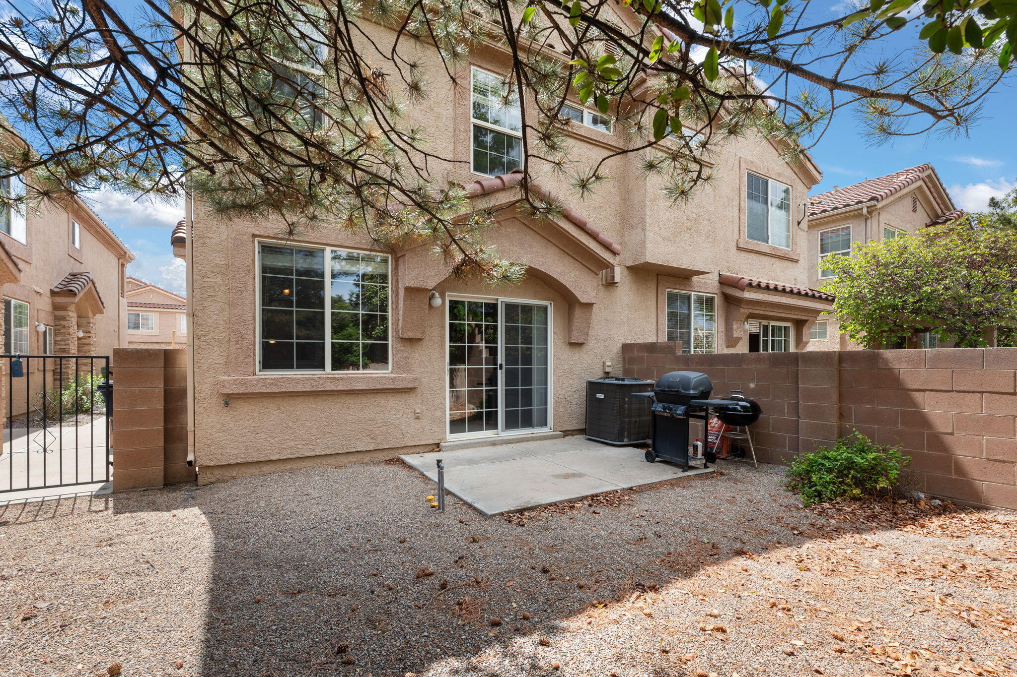 5236 NA PALI Street NE