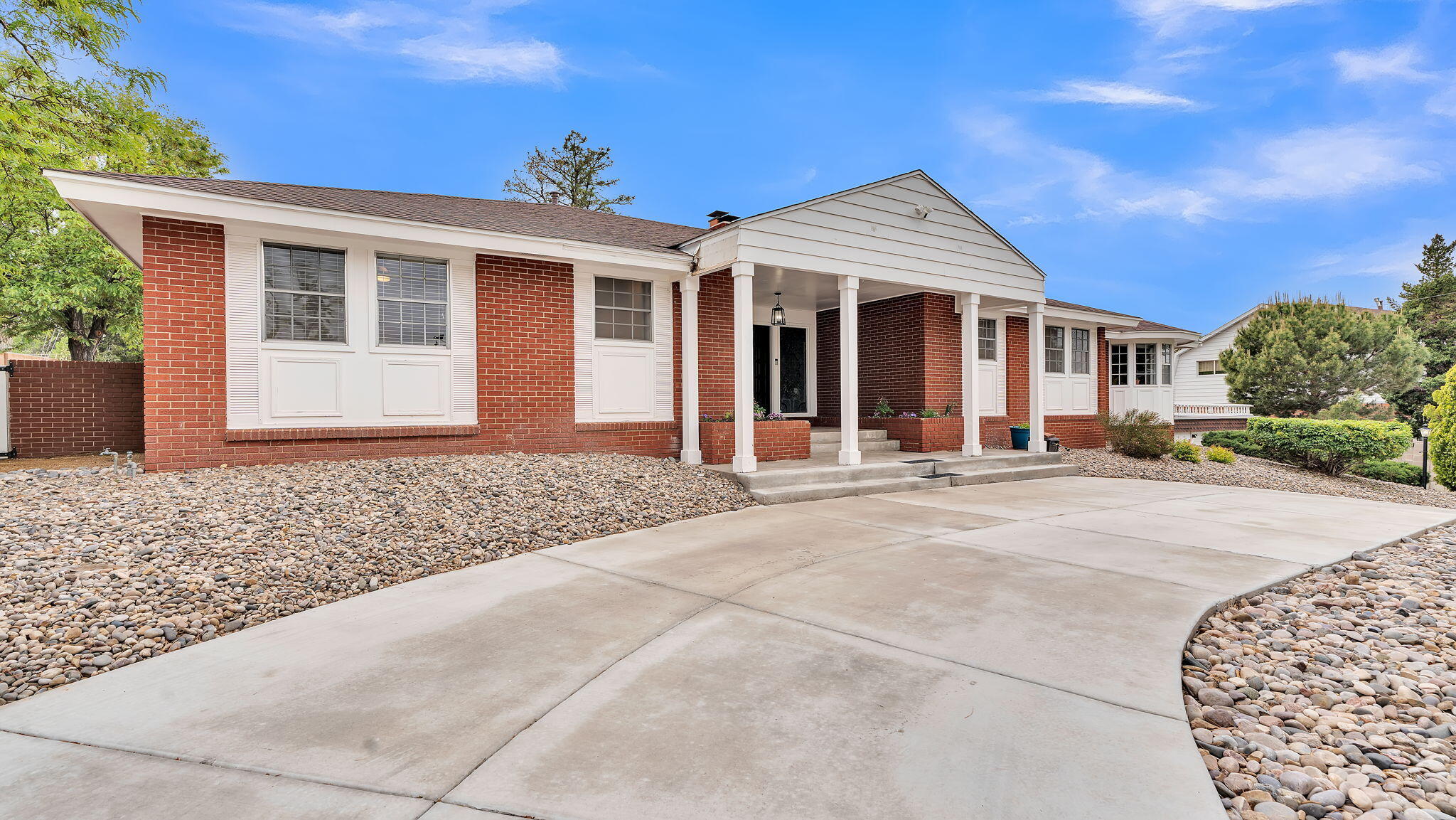 806 LAMP POST Circle SE