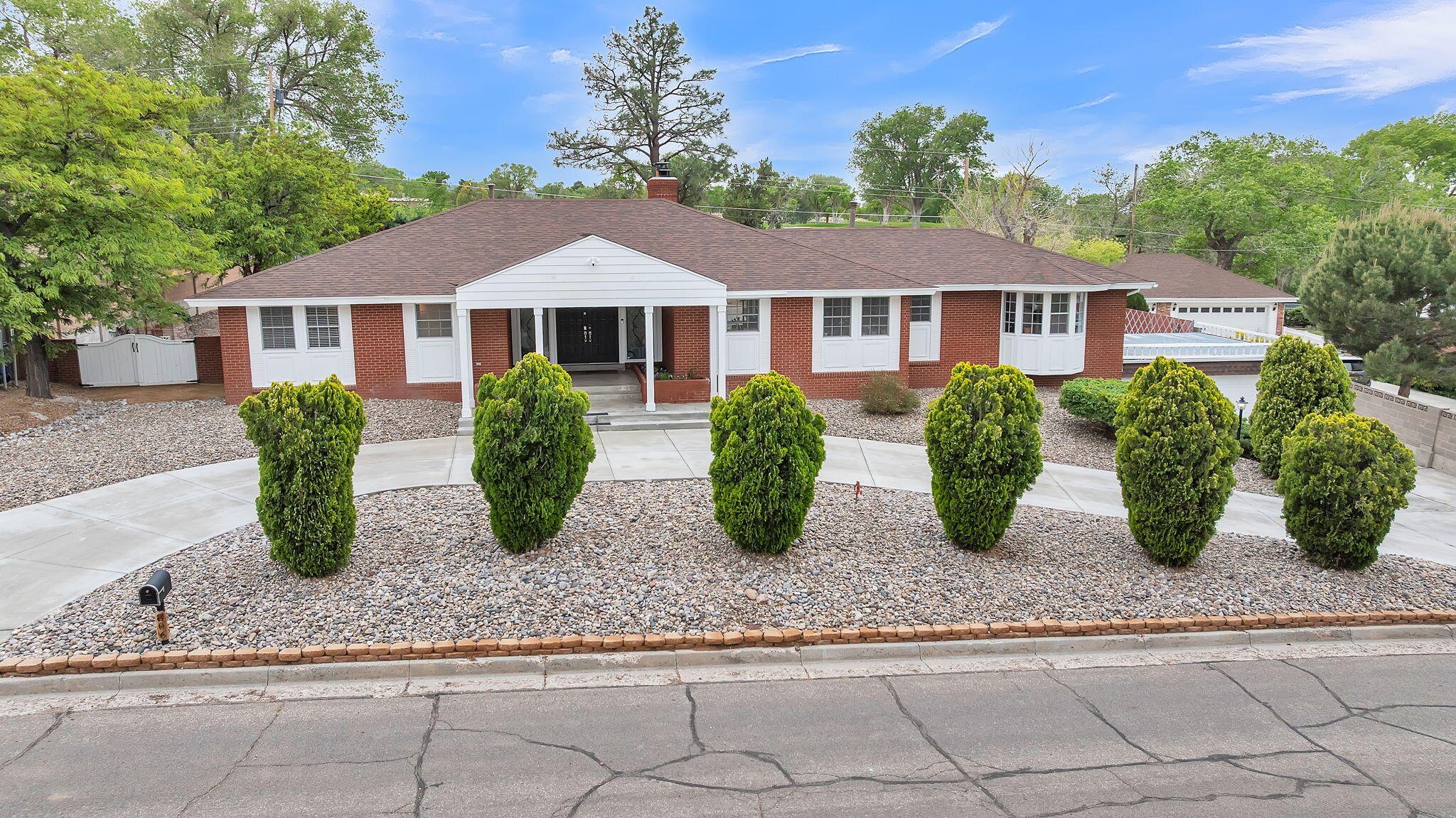 806 LAMP POST Circle SE