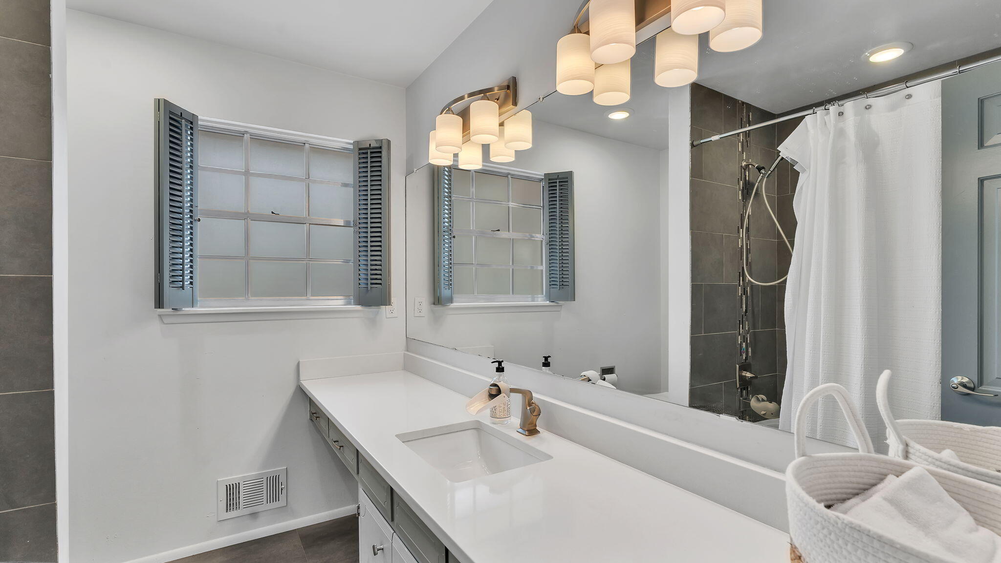 806 LAMP POST Circle SE