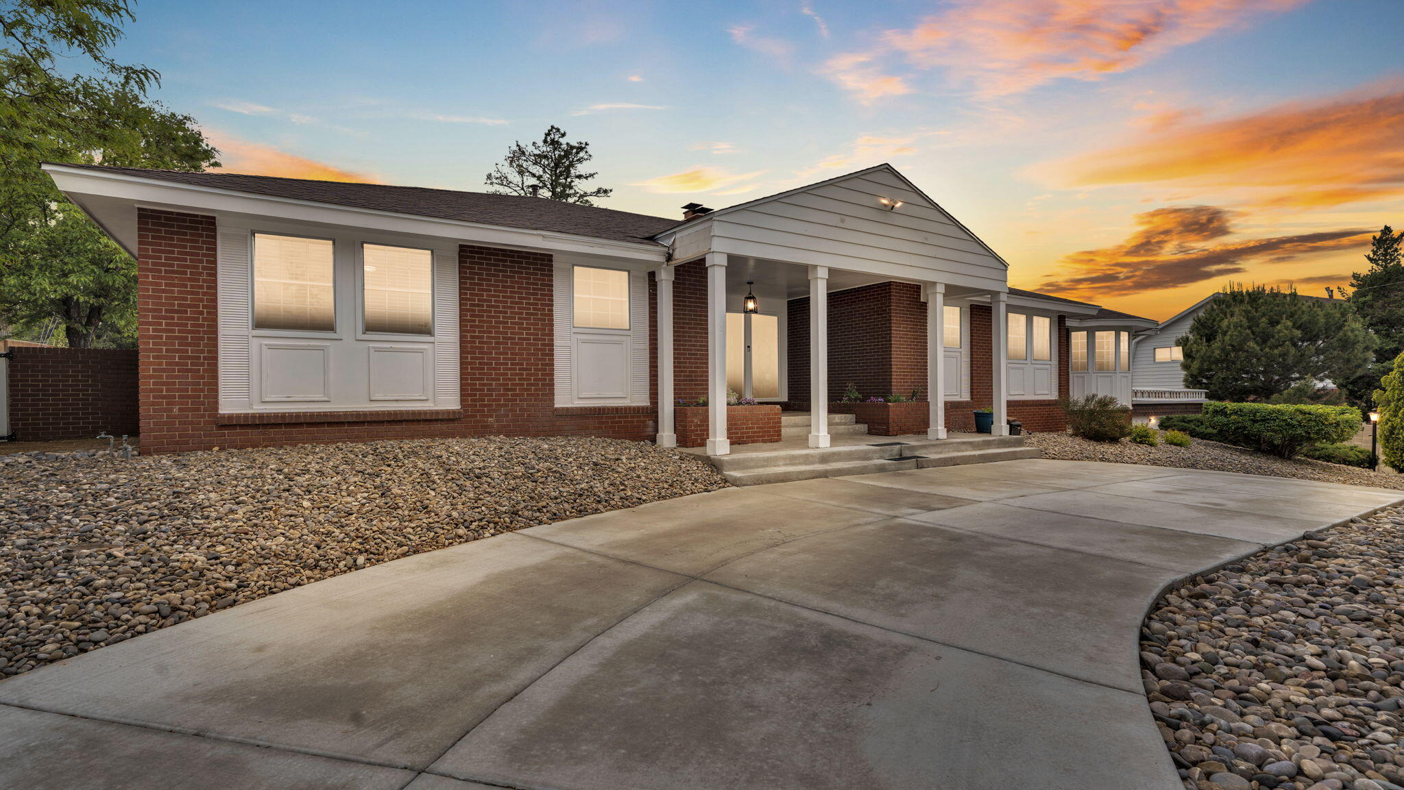 806 LAMP POST Circle SE