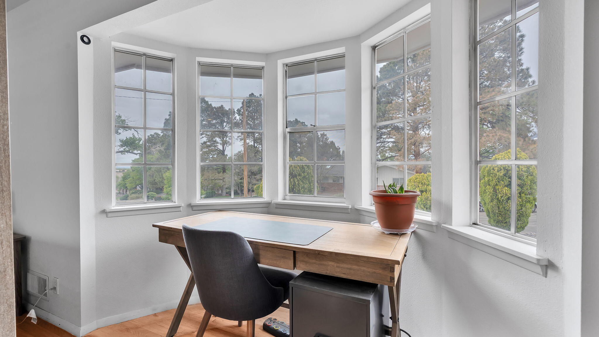 806 LAMP POST Circle SE