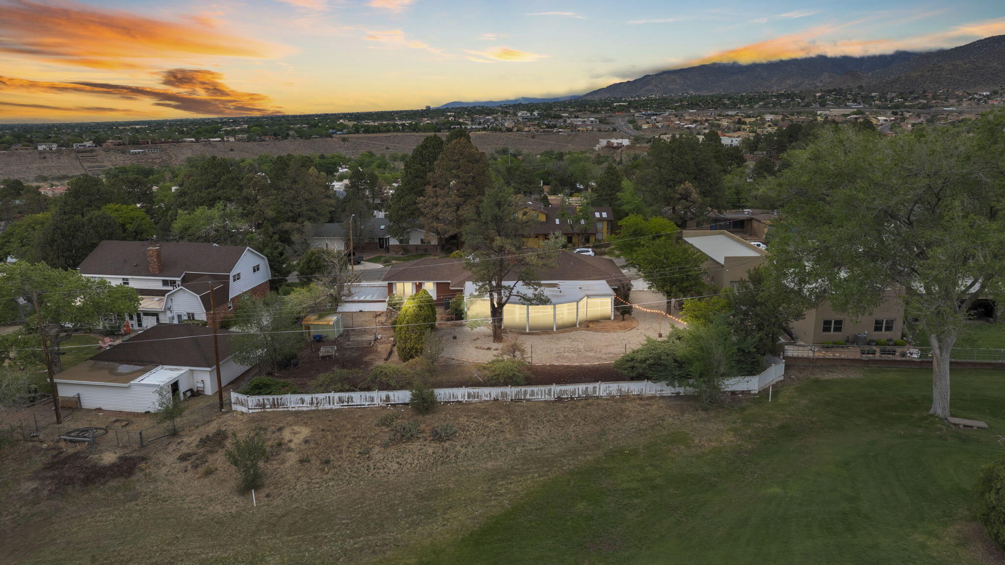 806 LAMP POST Circle SE