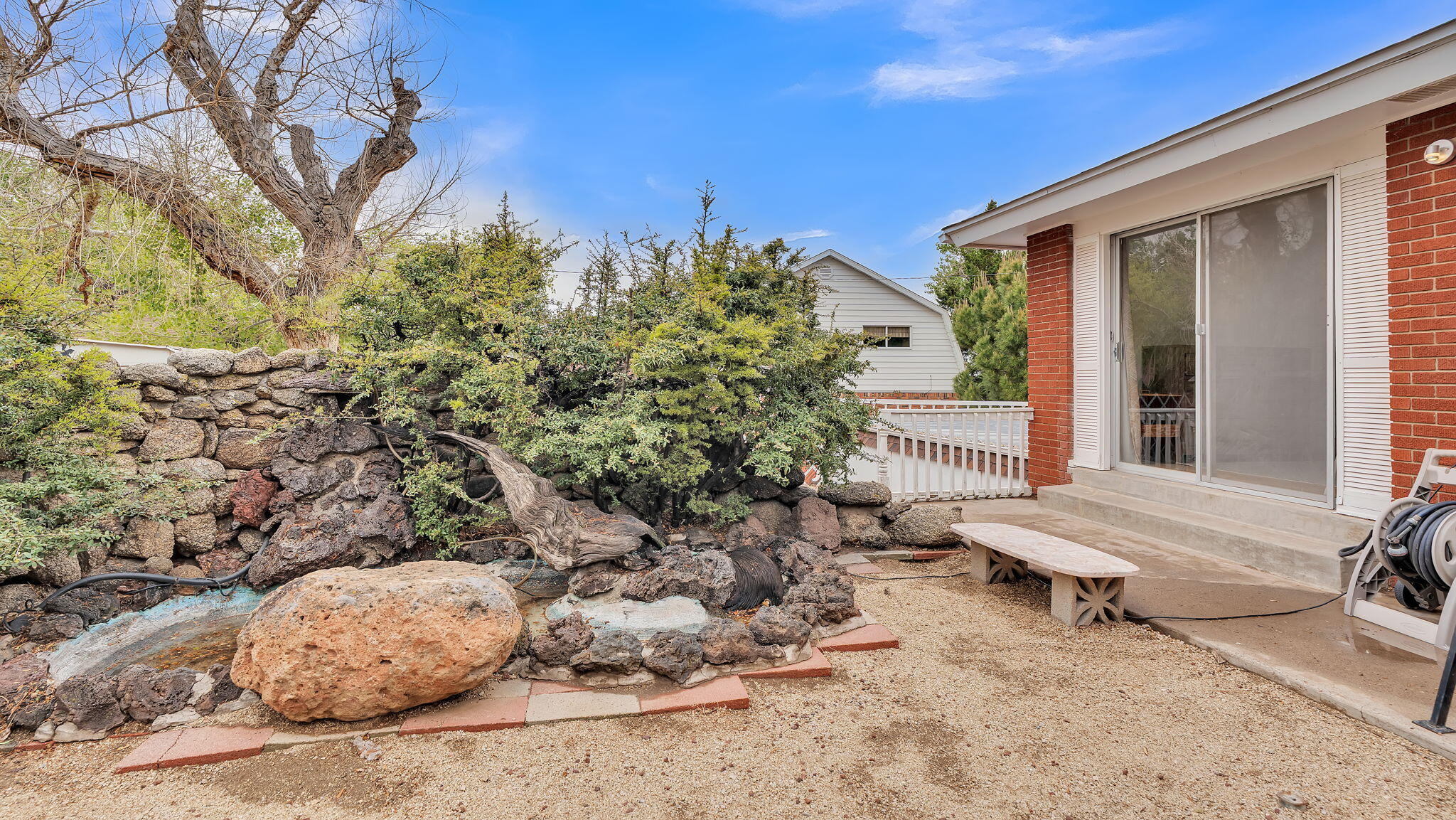 806 LAMP POST Circle SE