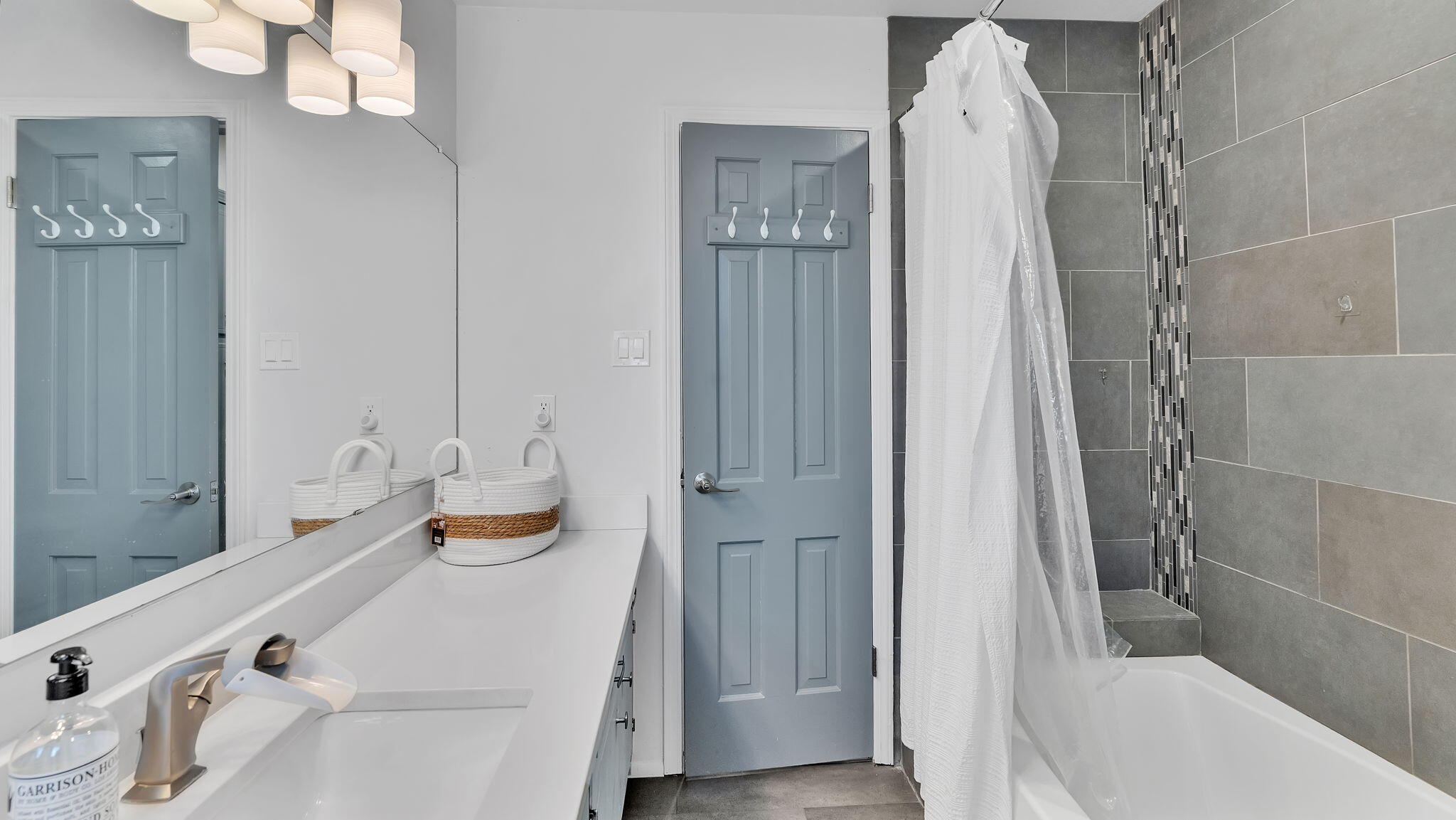 806 LAMP POST Circle SE