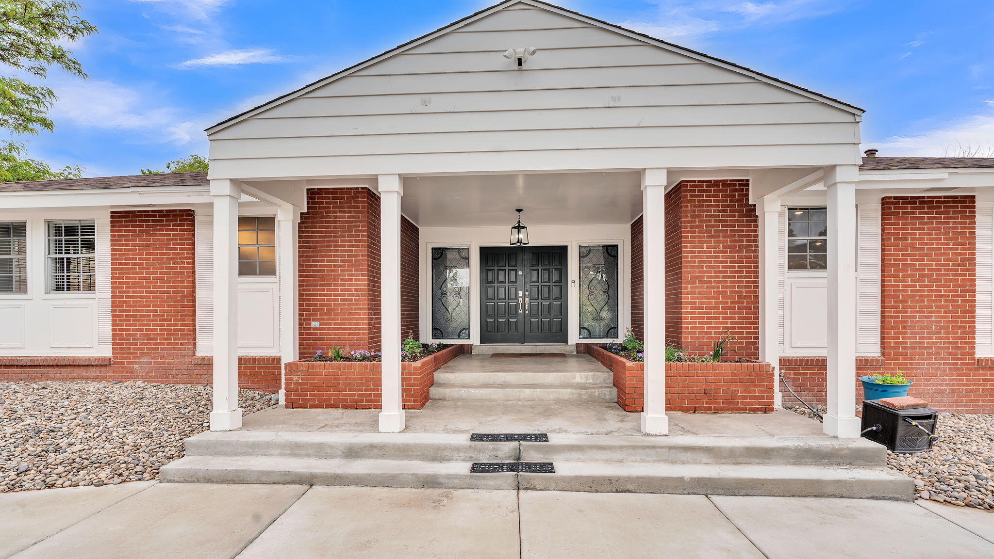 806 LAMP POST Circle SE