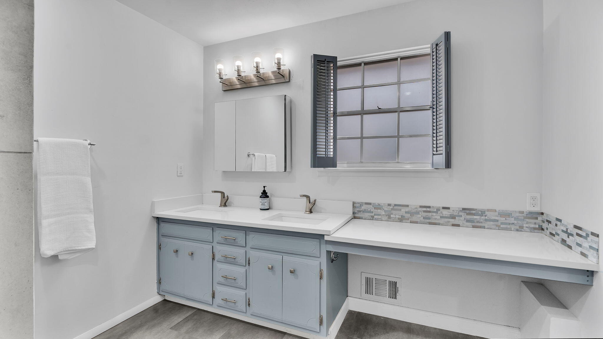 806 LAMP POST Circle SE