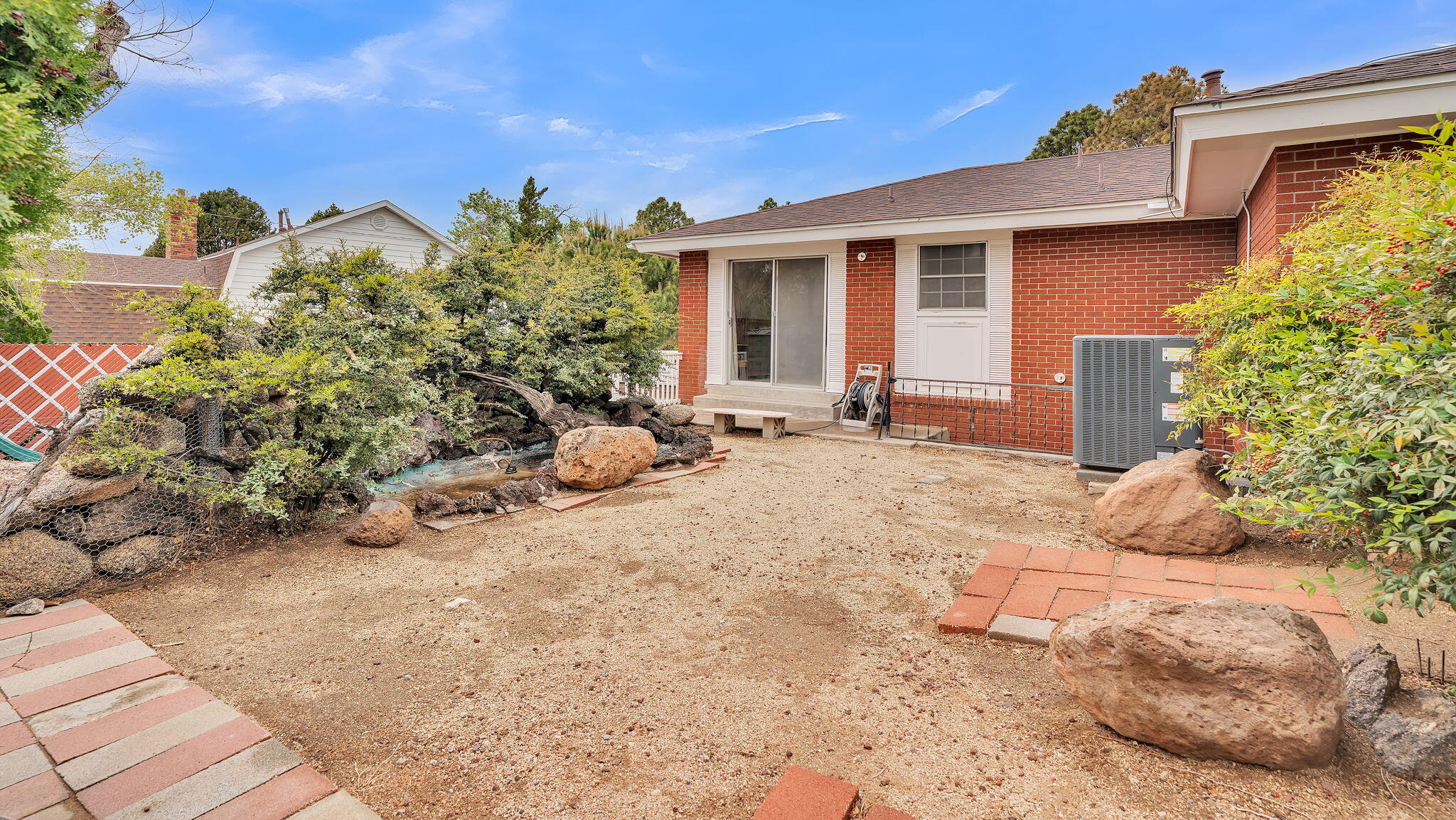 806 LAMP POST Circle SE