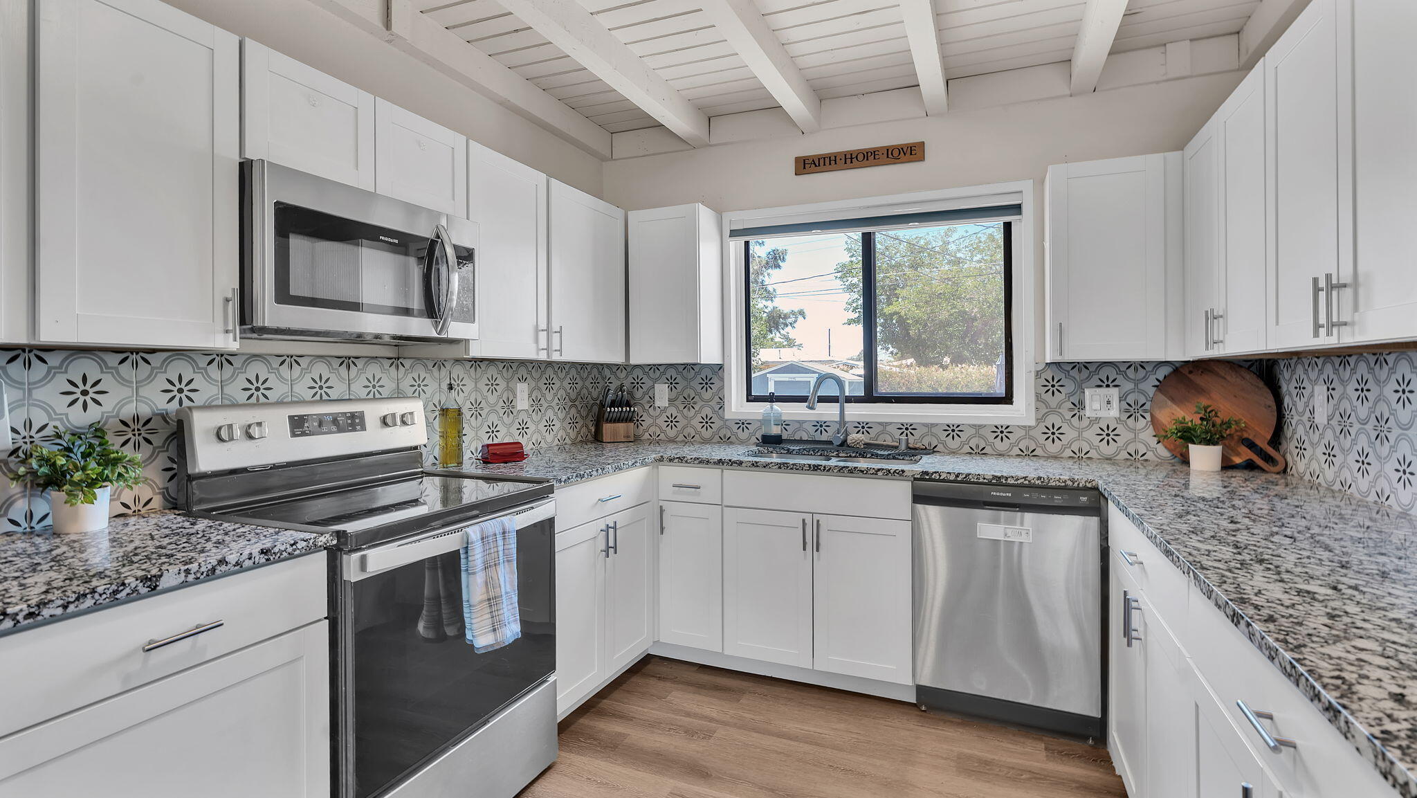 429 GENERAL HODGES Street NE