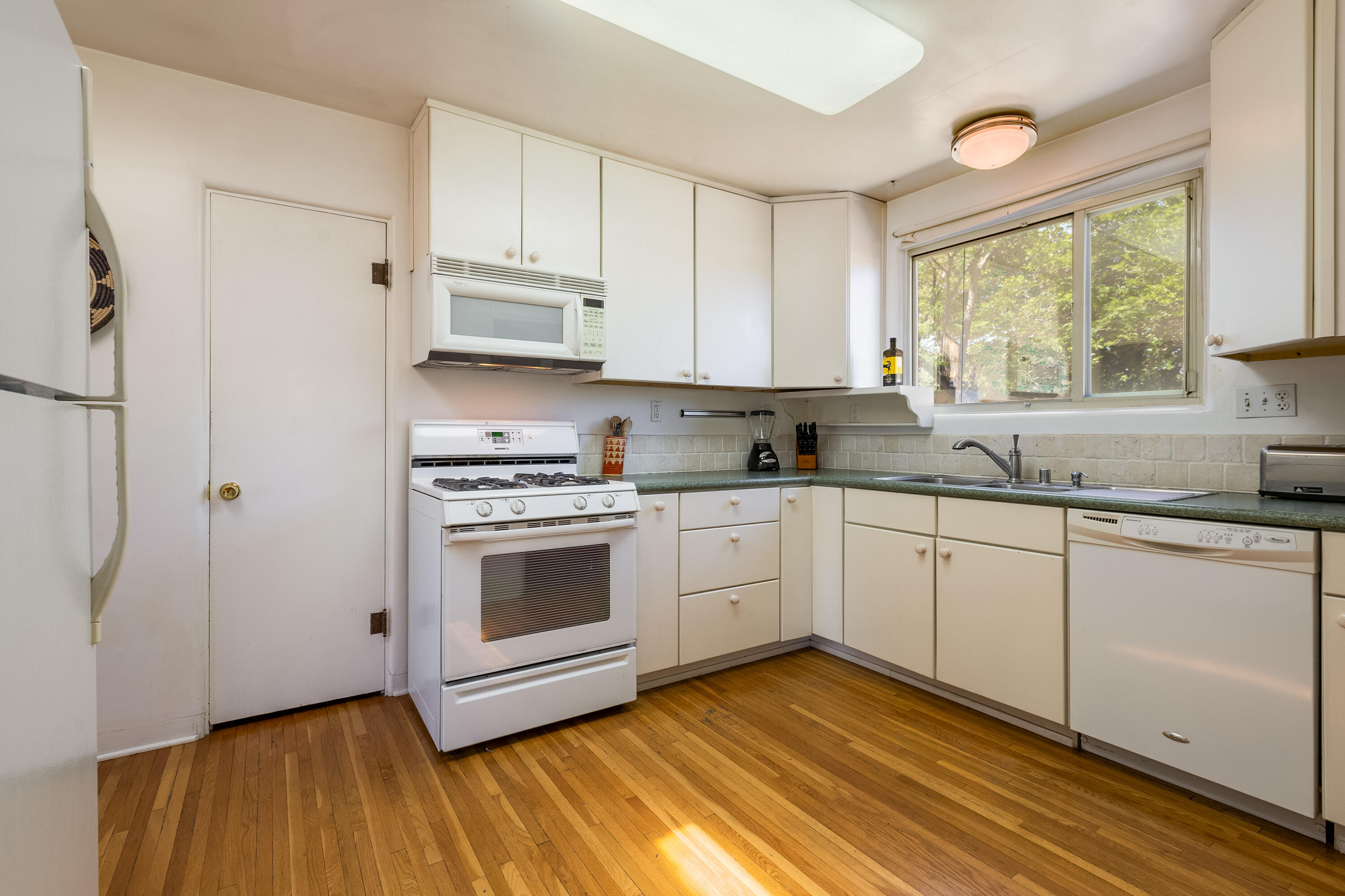 1009 VASSAR Drive NE