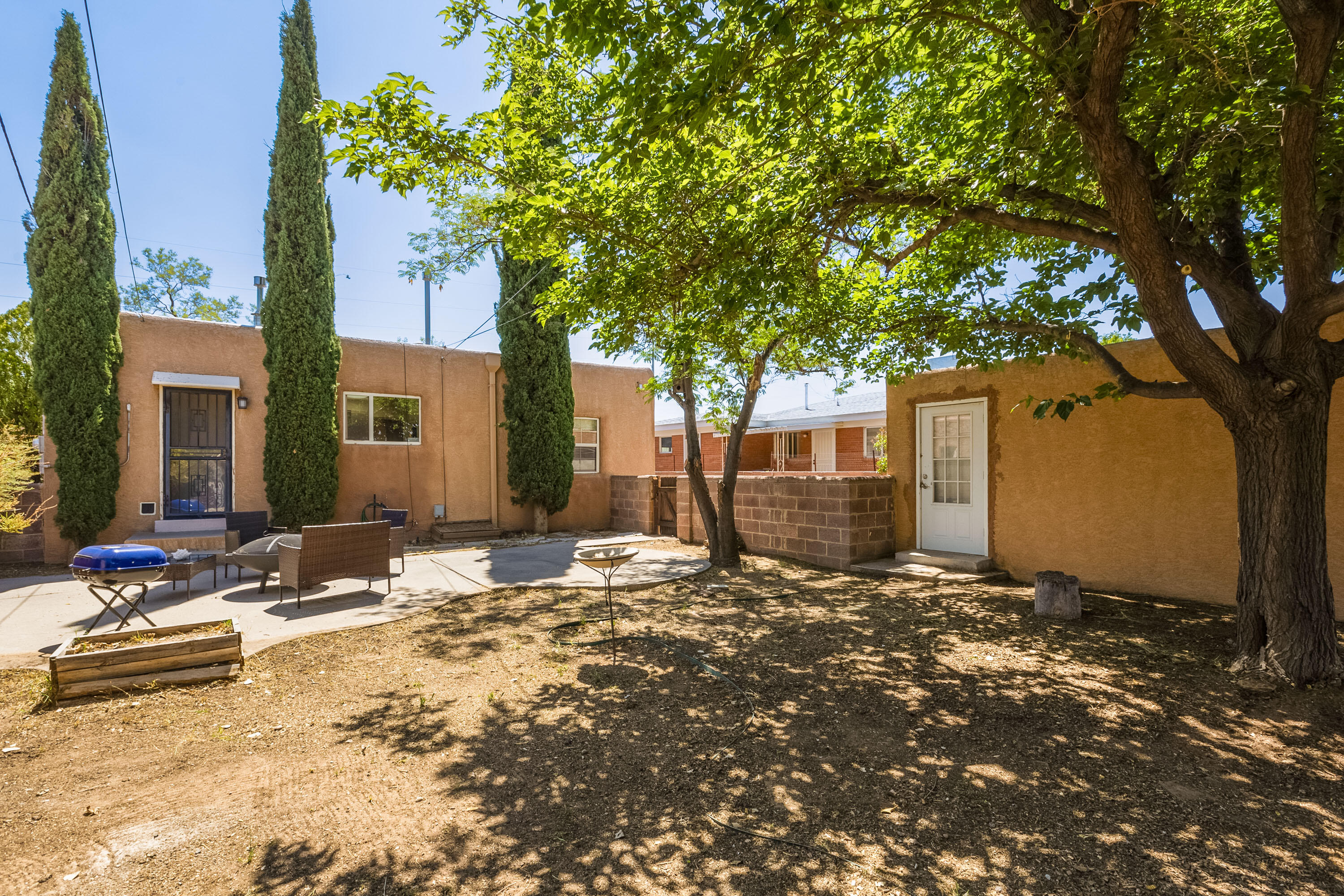 1009 VASSAR Drive NE