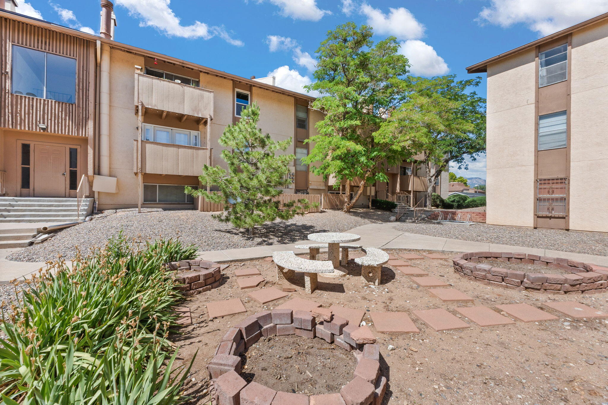 3867 MONTGOMERY Boulevard NE 1633