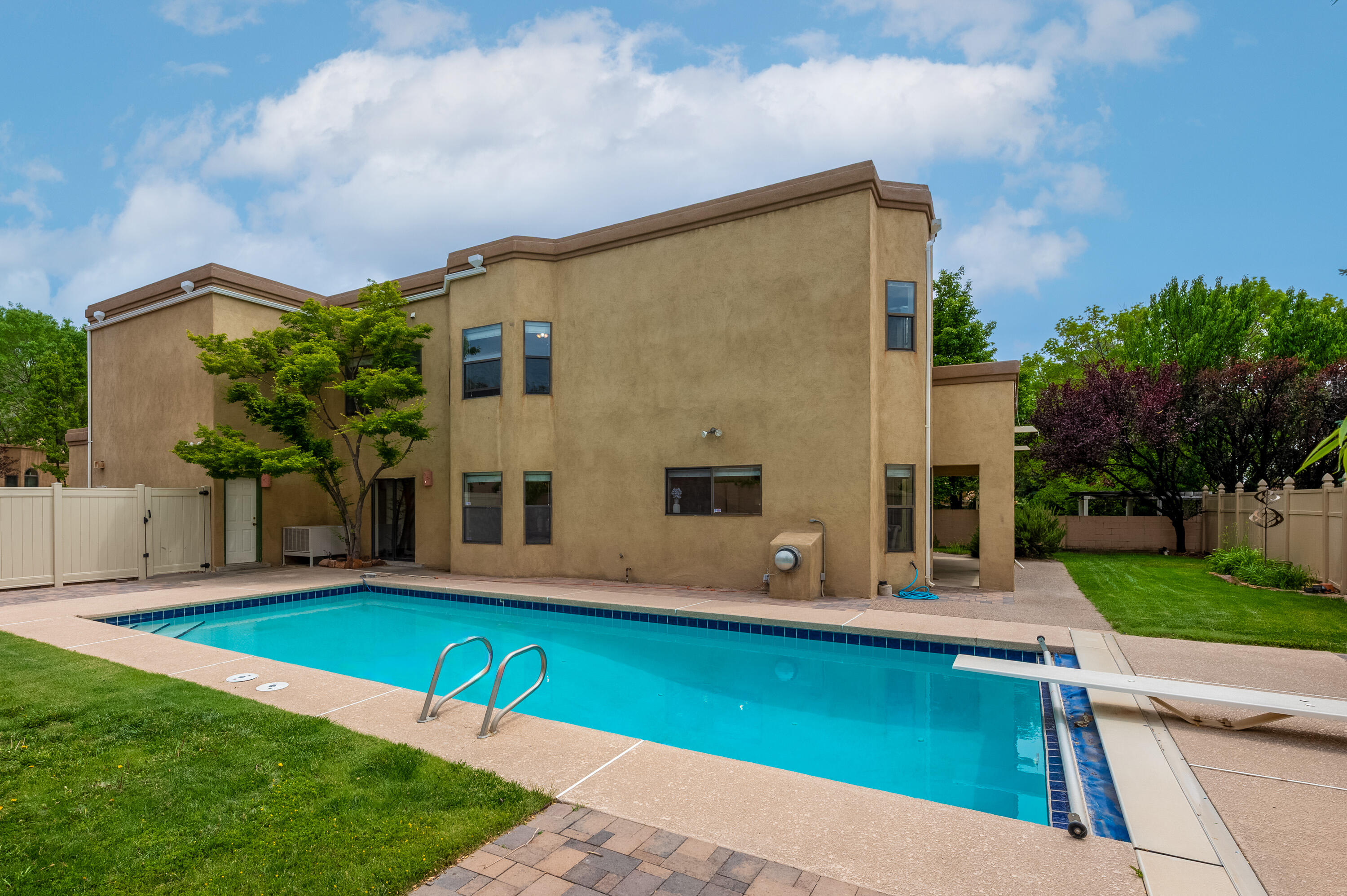 5327 AVENIDA CUESTA NE