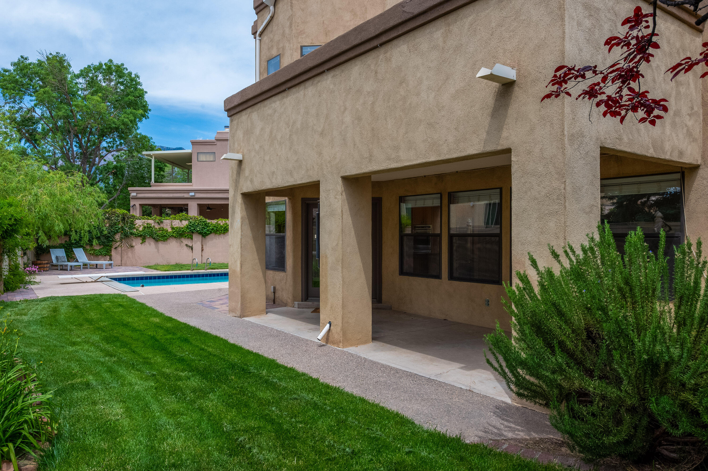 5327 AVENIDA CUESTA NE