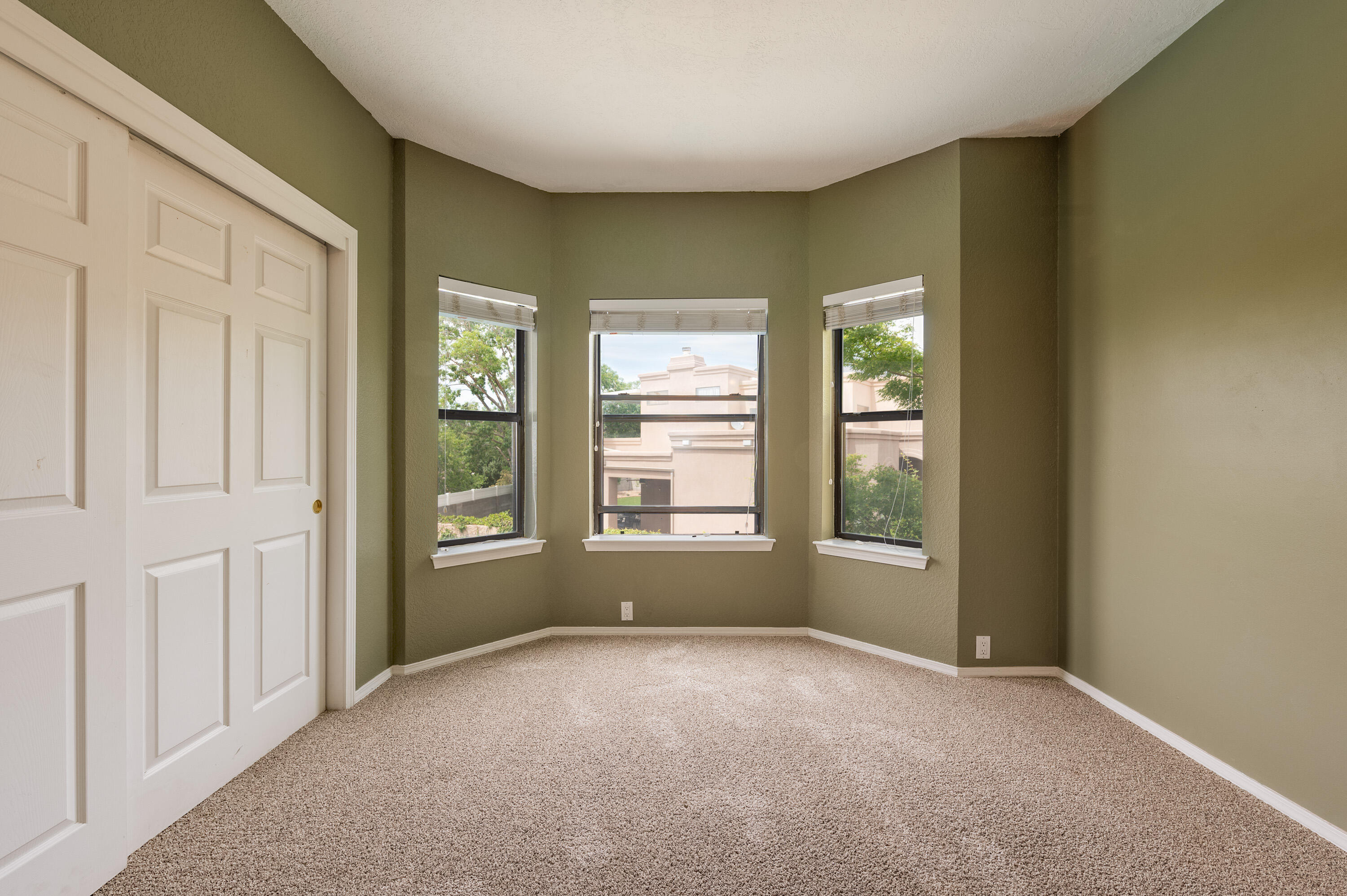 5327 AVENIDA CUESTA NE