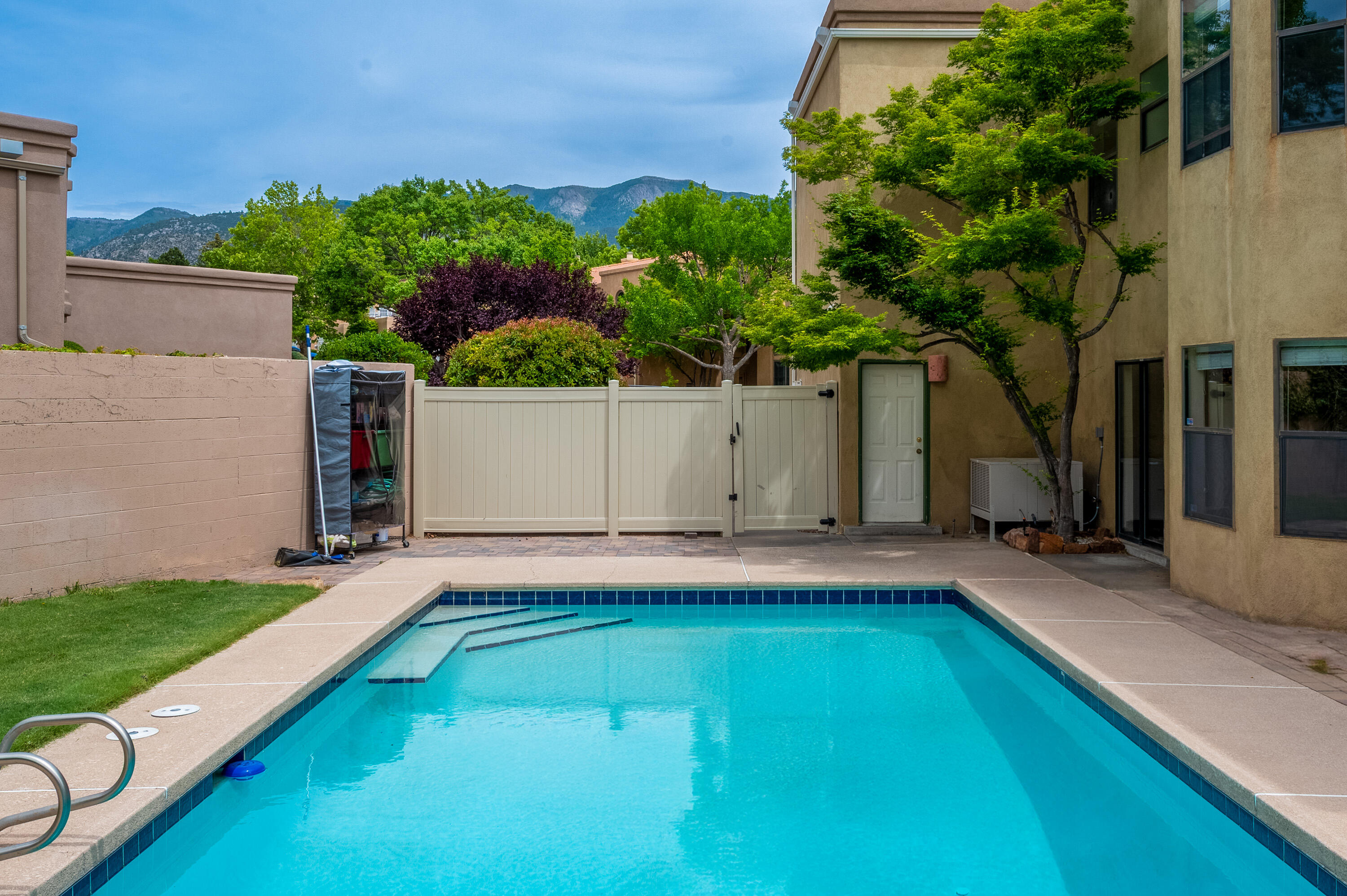 5327 AVENIDA CUESTA NE