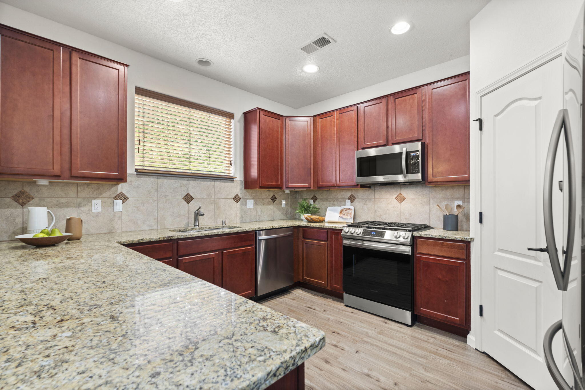 5712 STRAND Loop SE