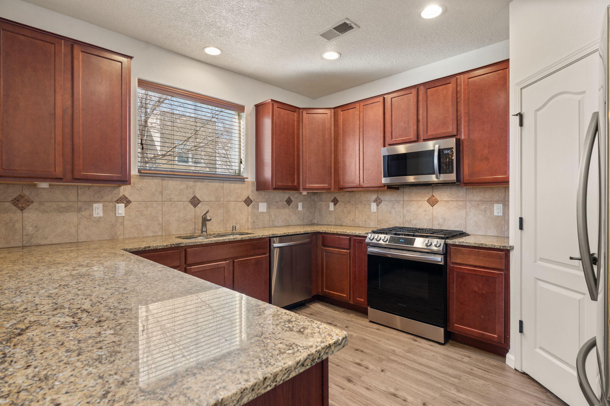 5712 STRAND Loop SE