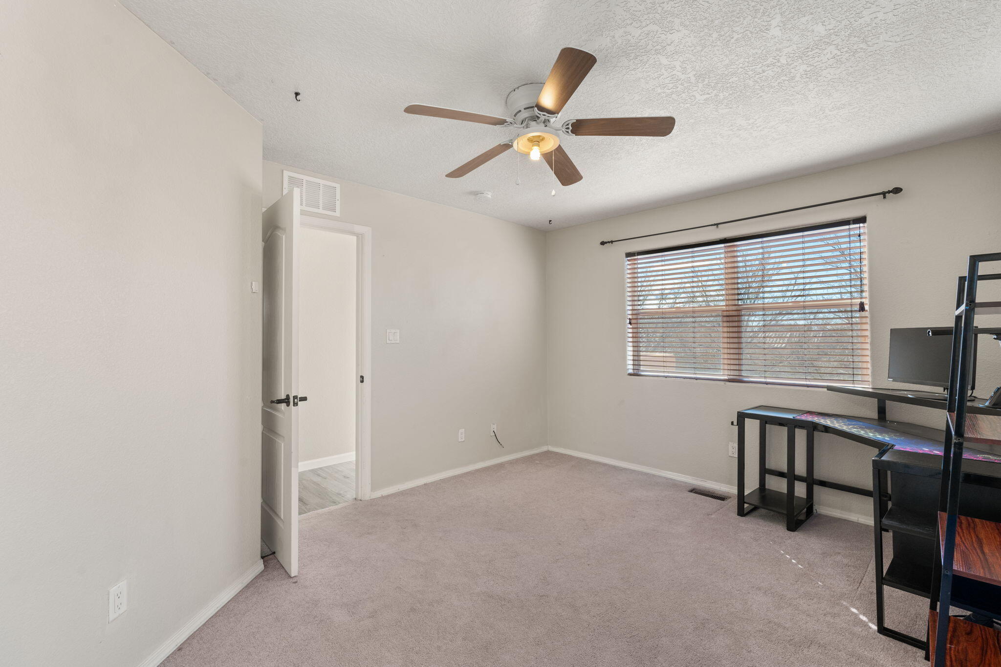 5712 STRAND Loop SE