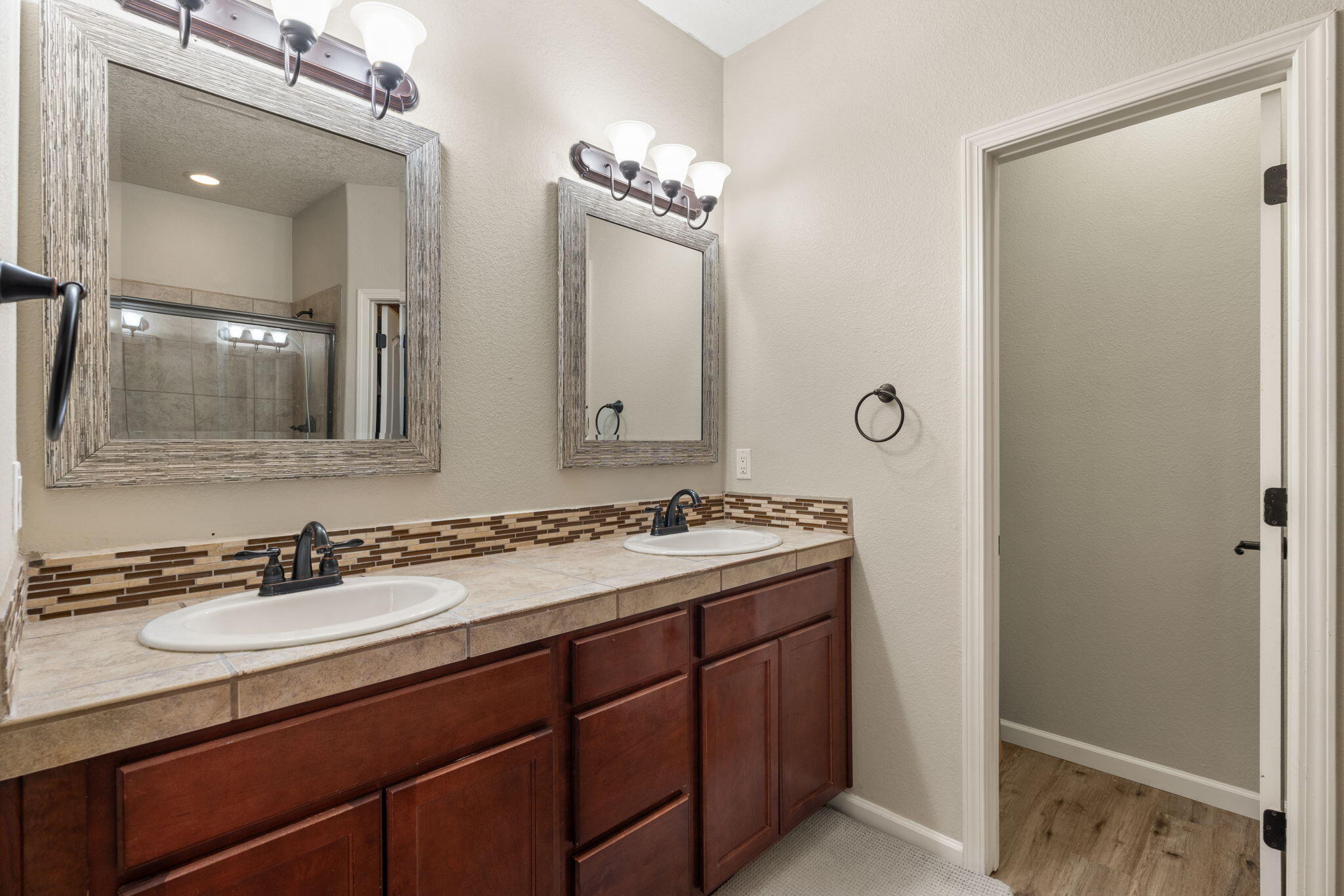 5712 STRAND Loop SE
