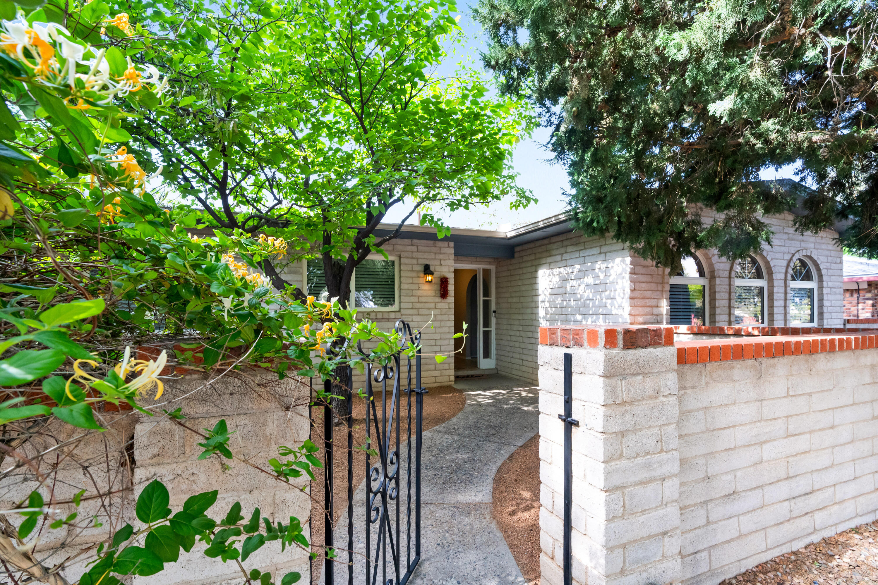 8138 AVENIDA LA PRESTINA NE