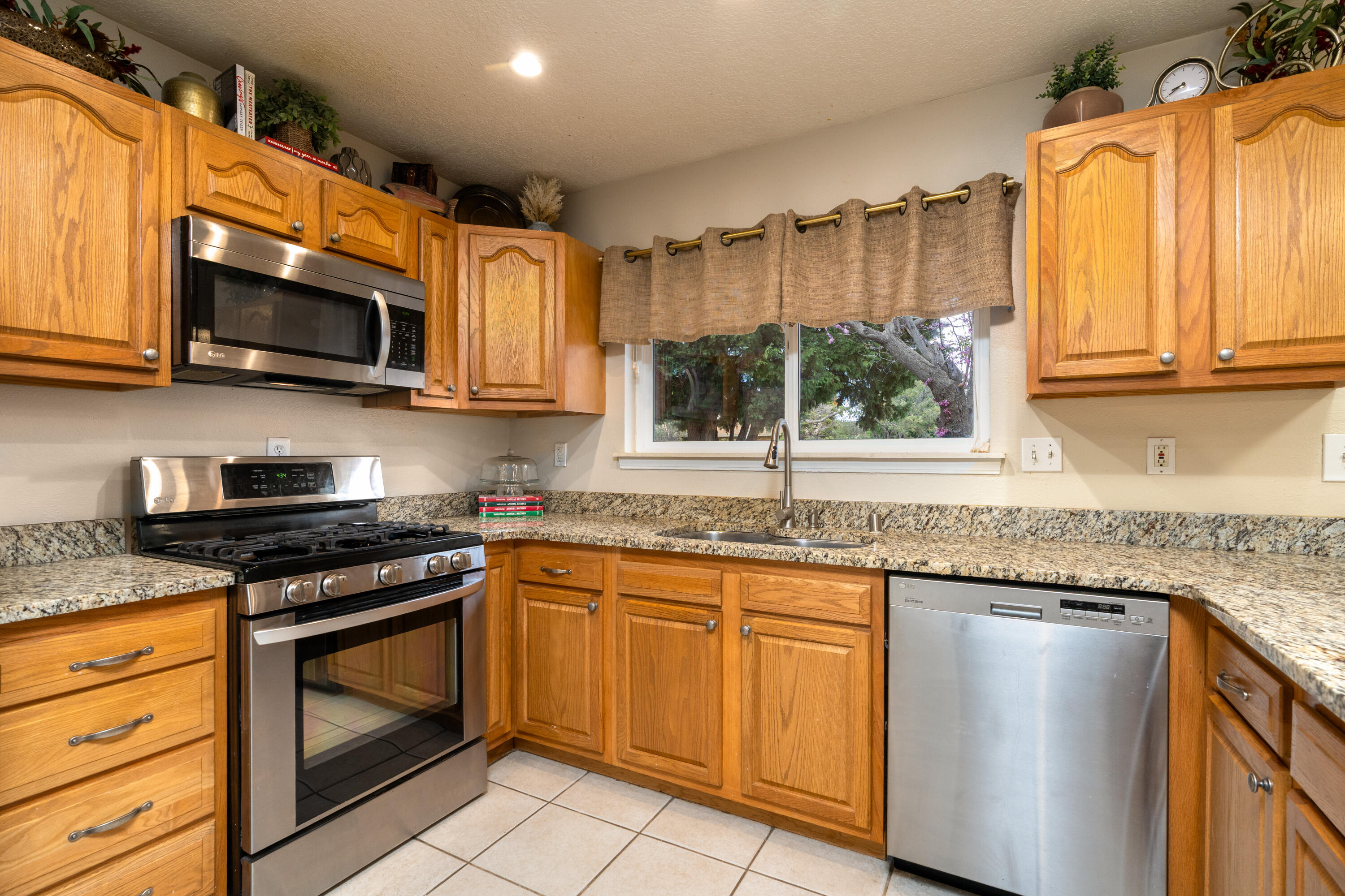 8138 AVENIDA LA PRESTINA NE