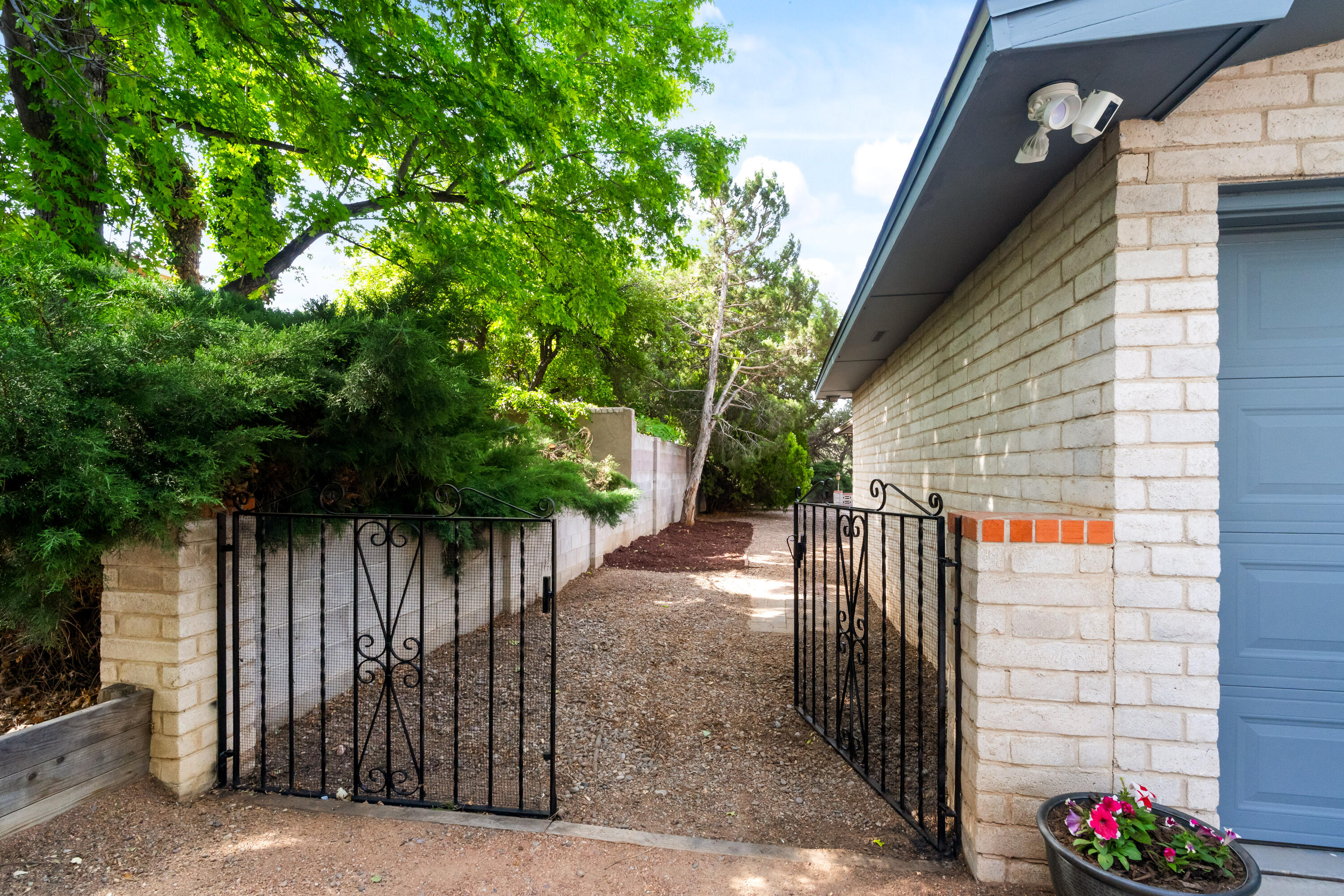 8138 AVENIDA LA PRESTINA NE