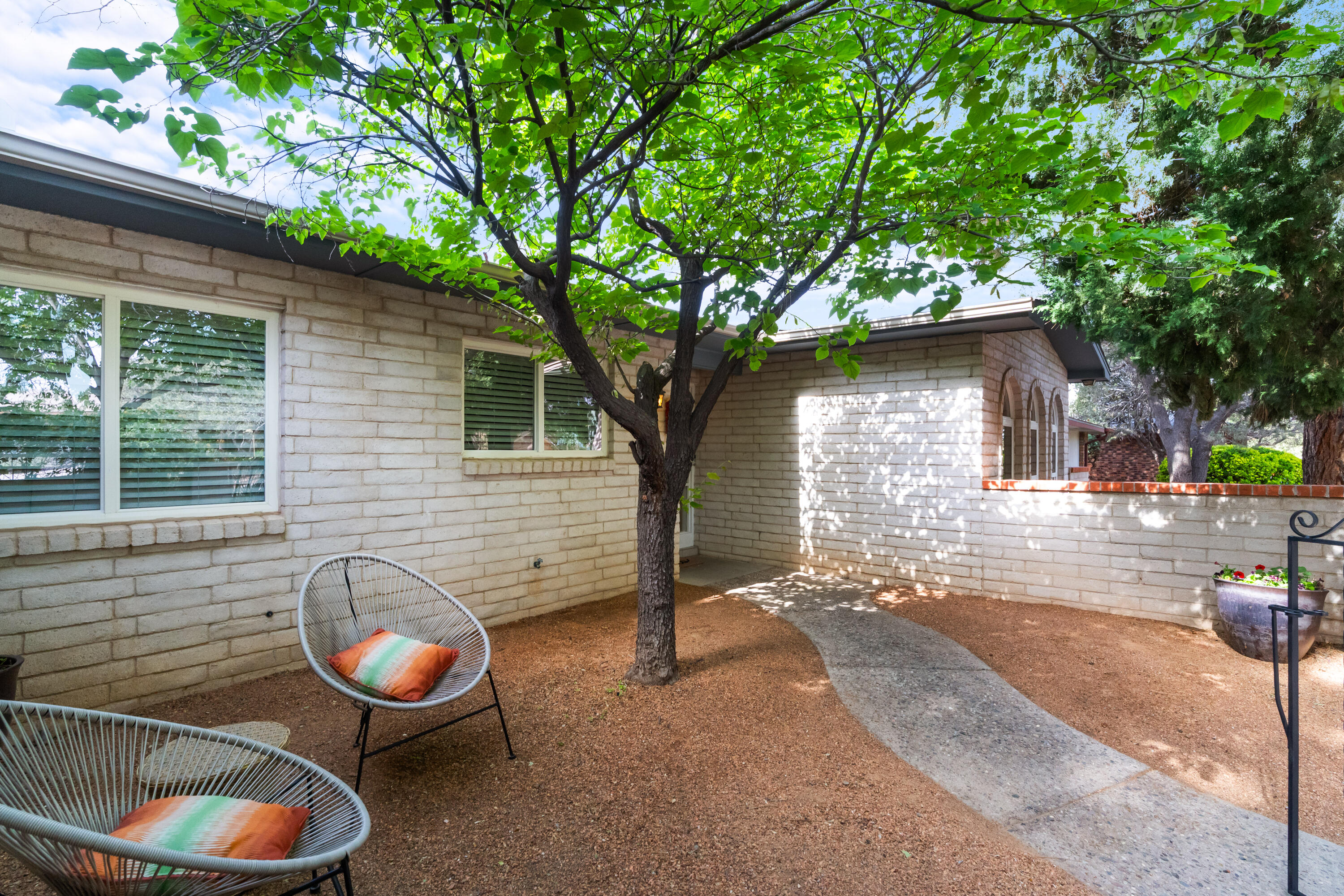 8138 AVENIDA LA PRESTINA NE