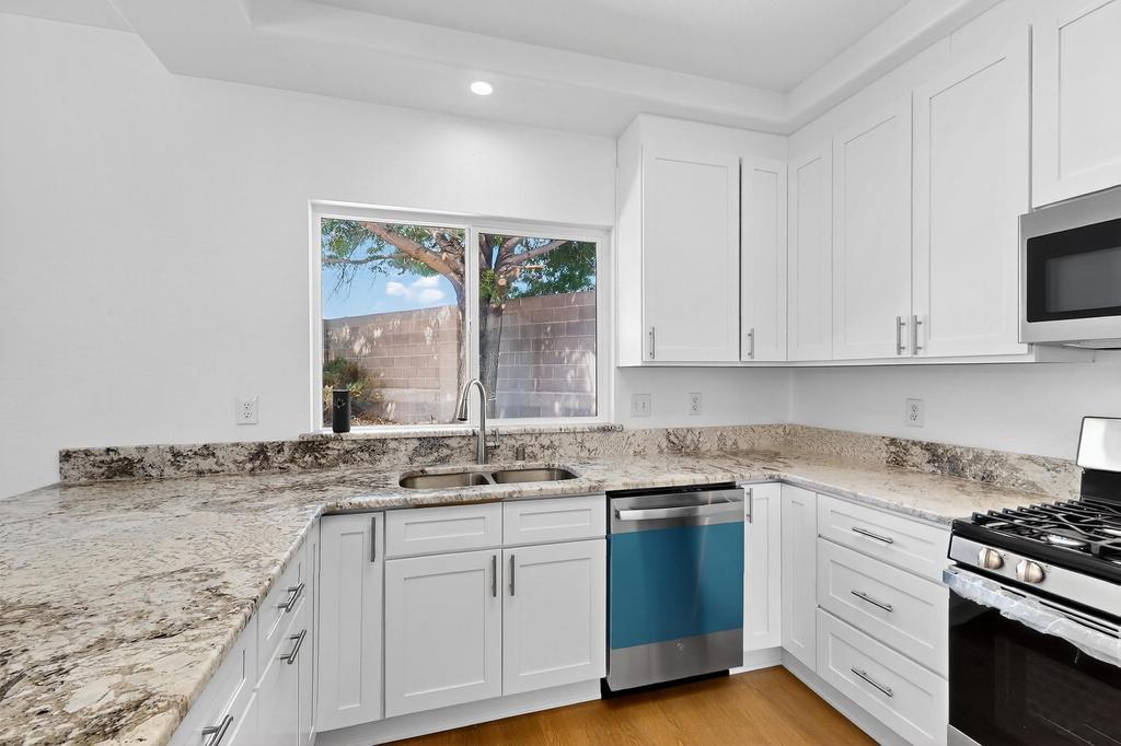 6912 RANCHO VISTA Place NE