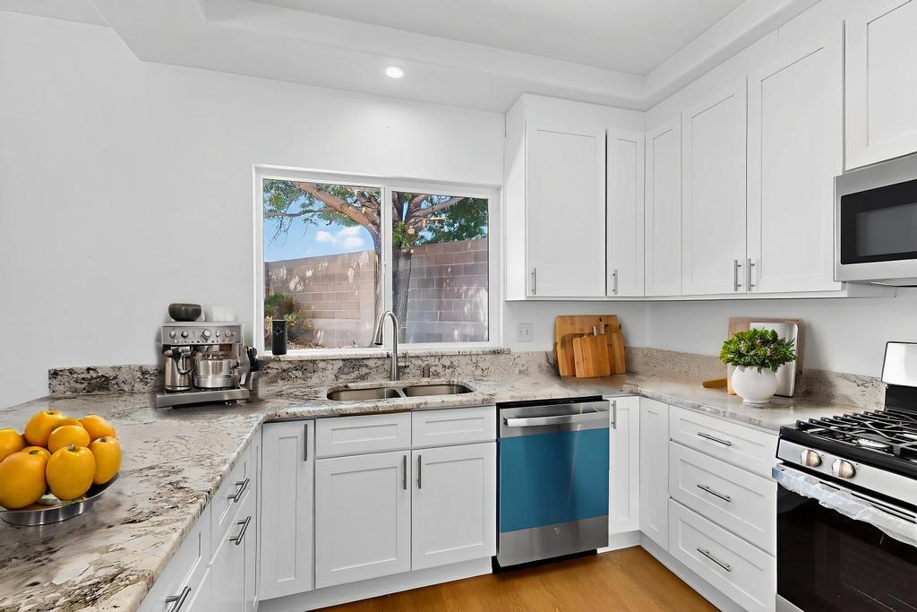 6912 RANCHO VISTA Place NE