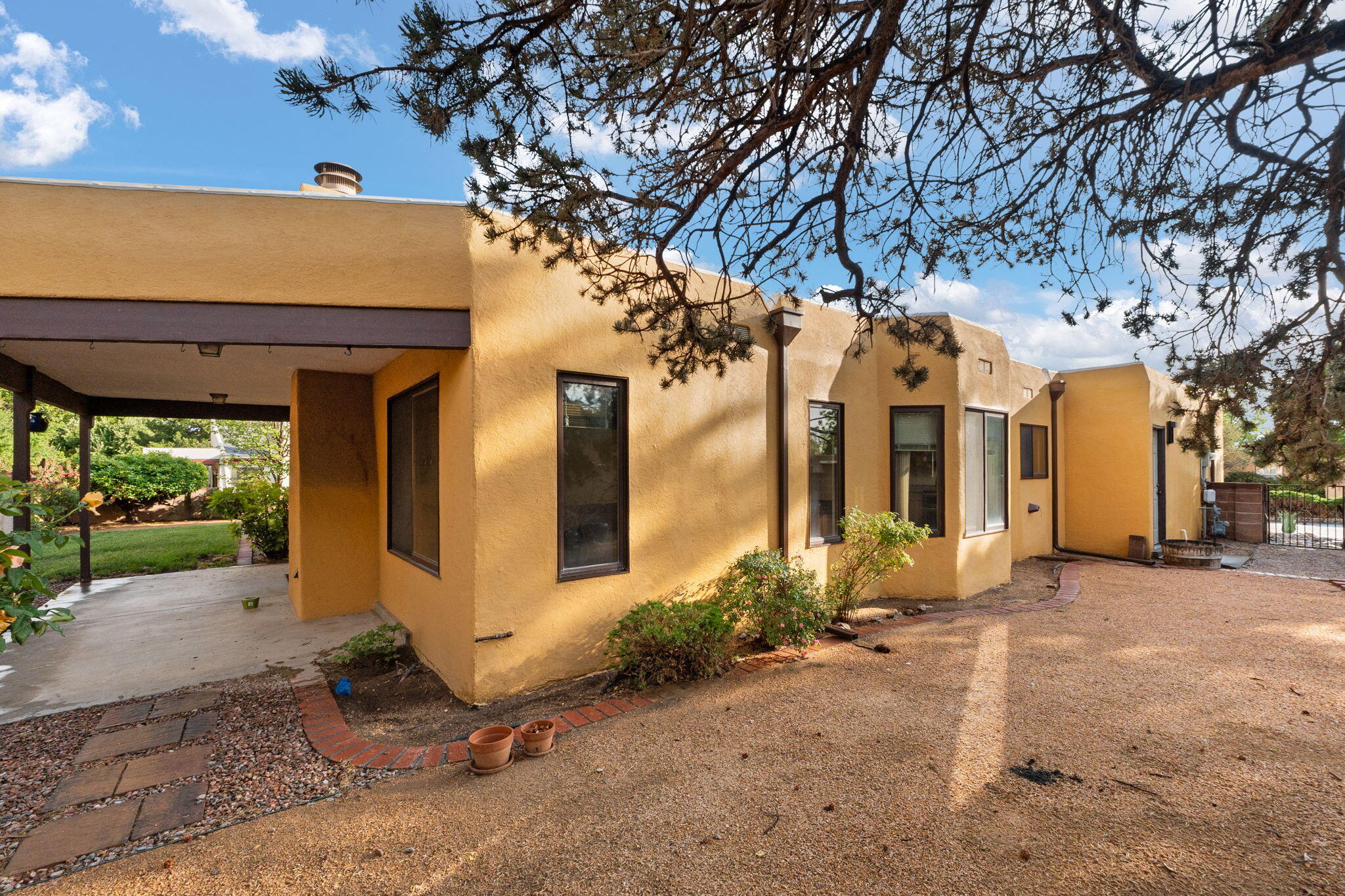 5422 EDWARDS Drive NE